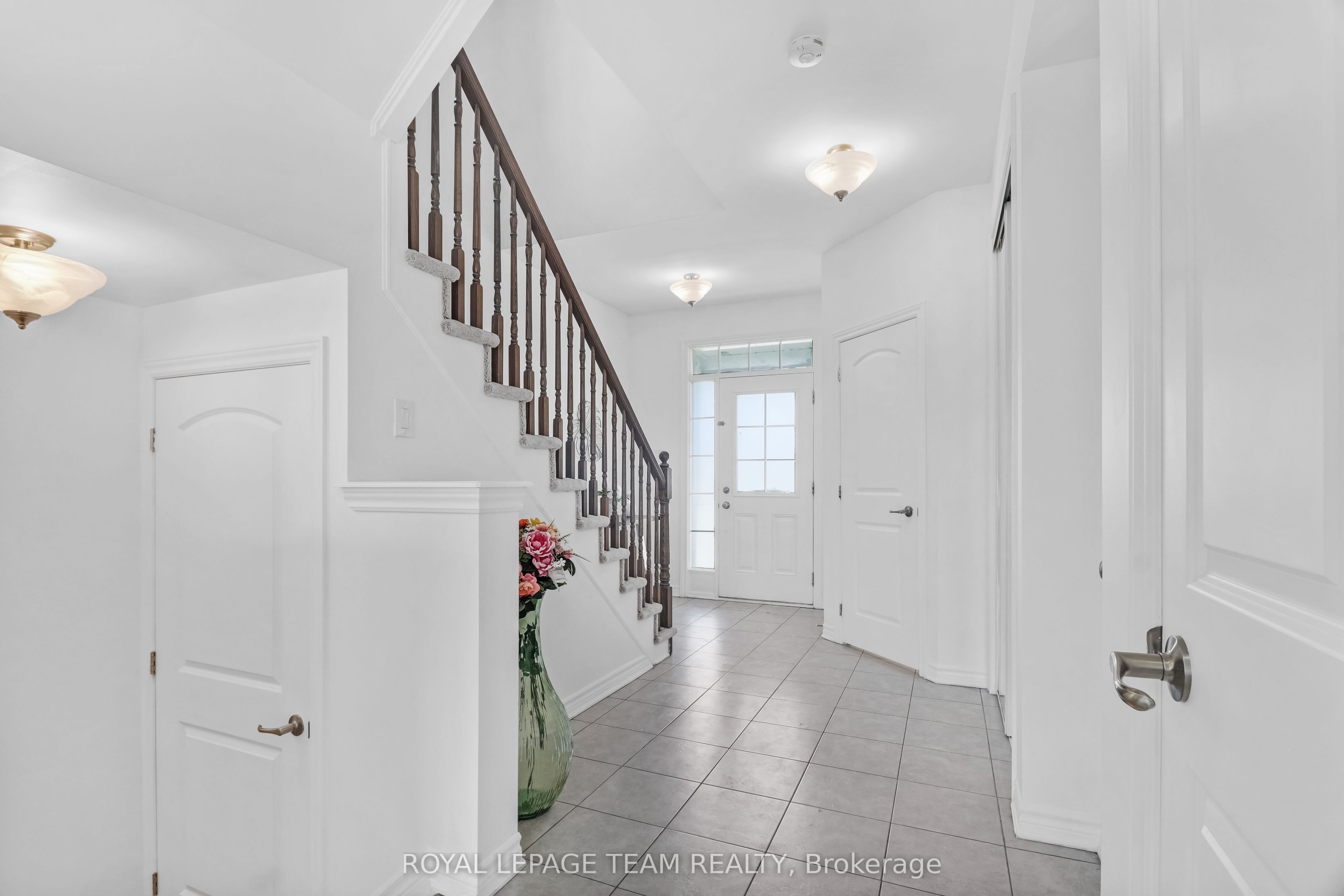4852 Abbott Street E Property Photo 4
