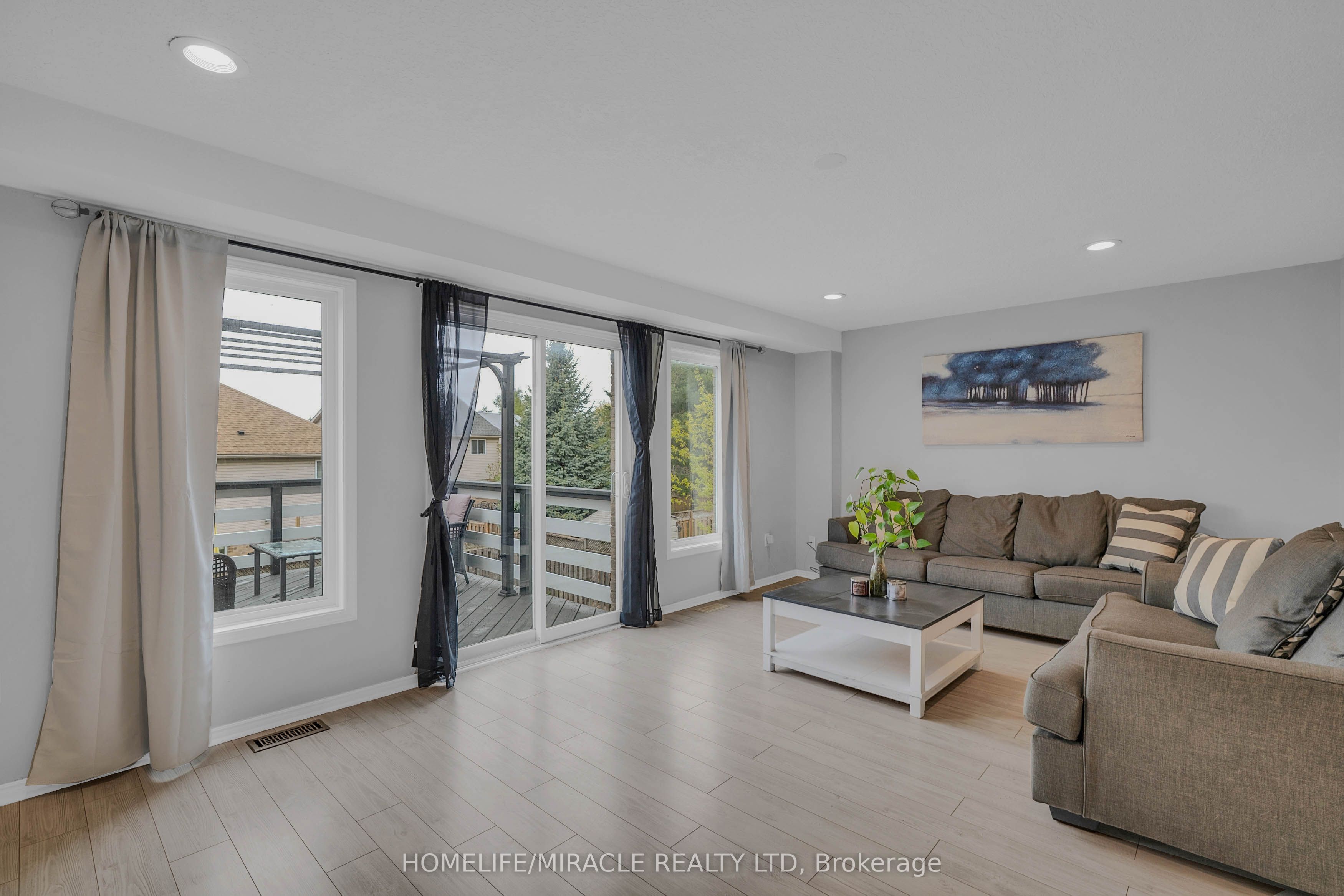 572 Simon Street Property Photo 5