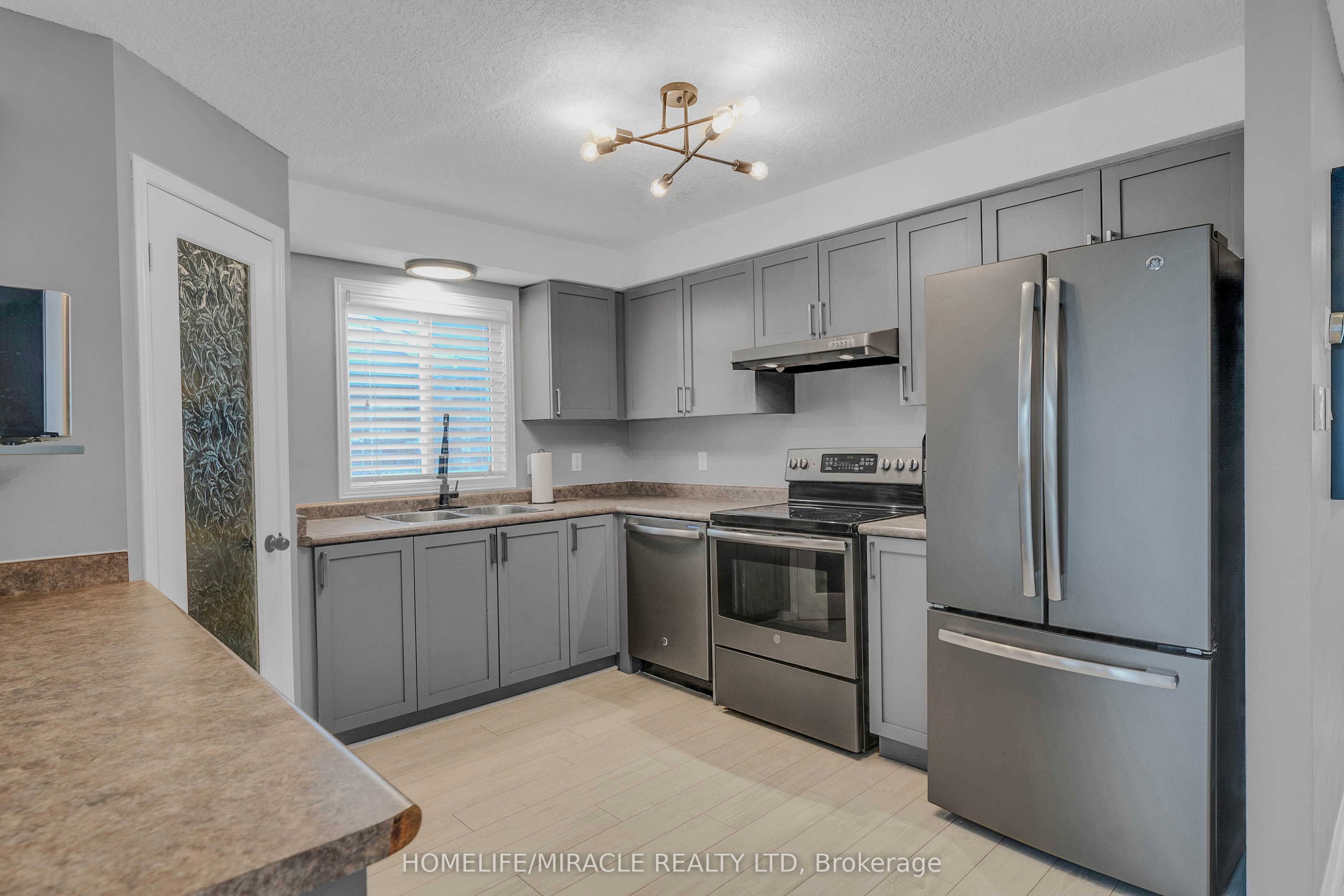 572 Simon Street Property Photo 10