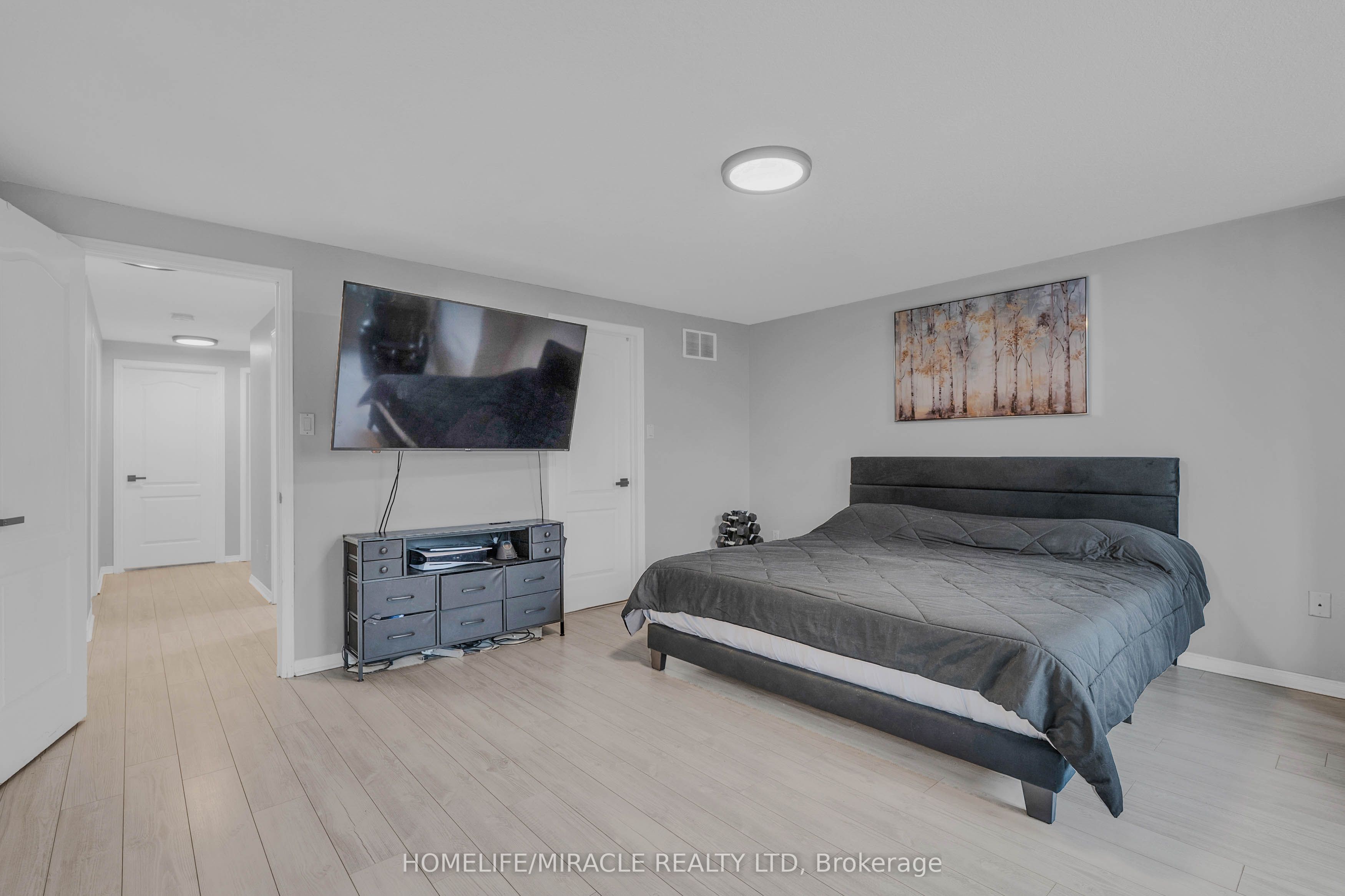 572 Simon Street Property Photo 13