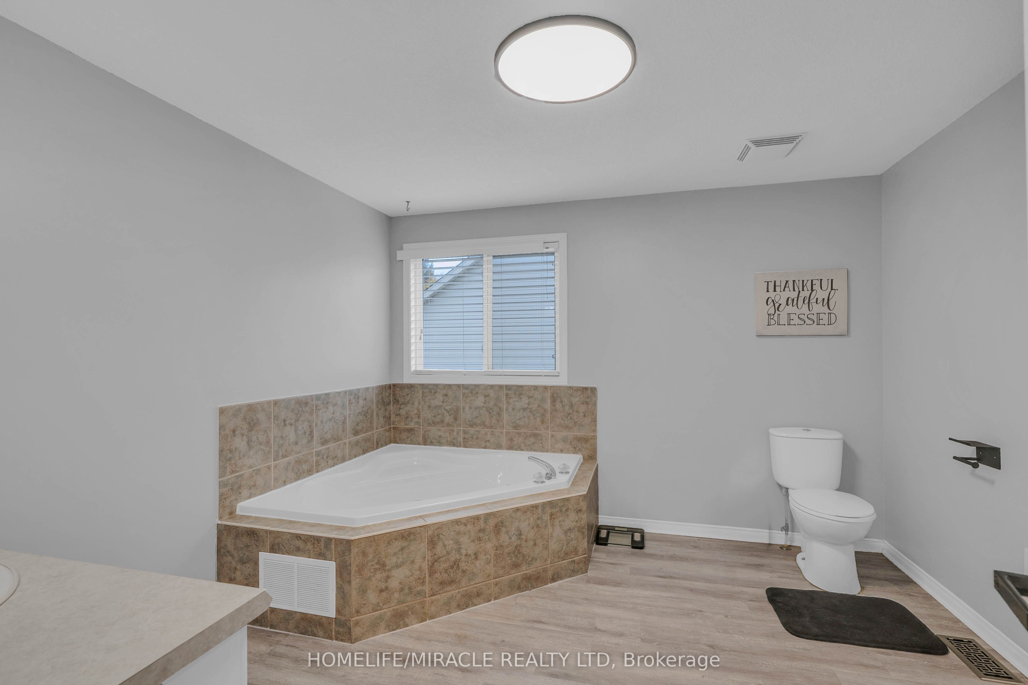572 Simon Street Property Photo 14