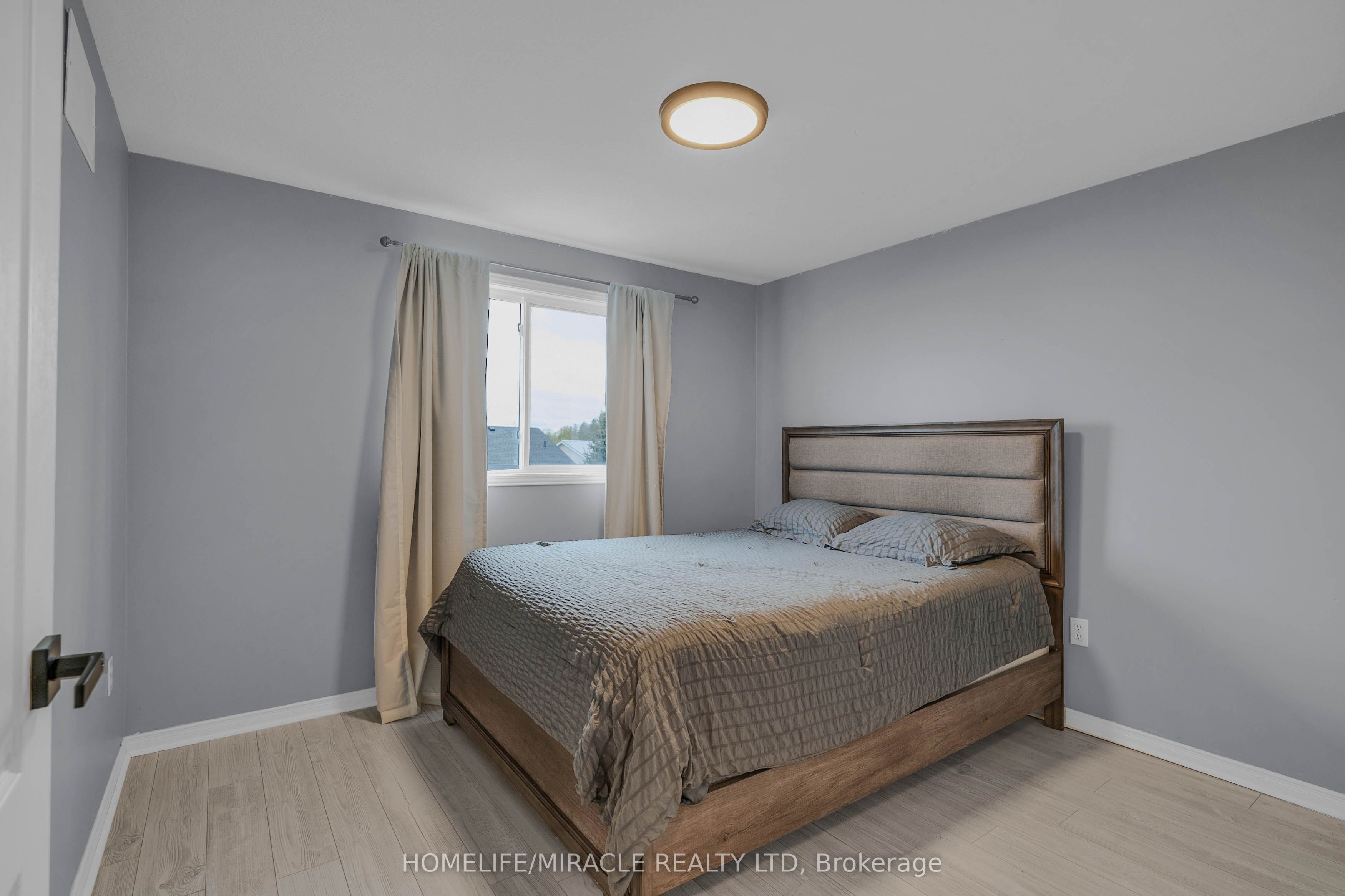572 Simon Street Property Photo 16