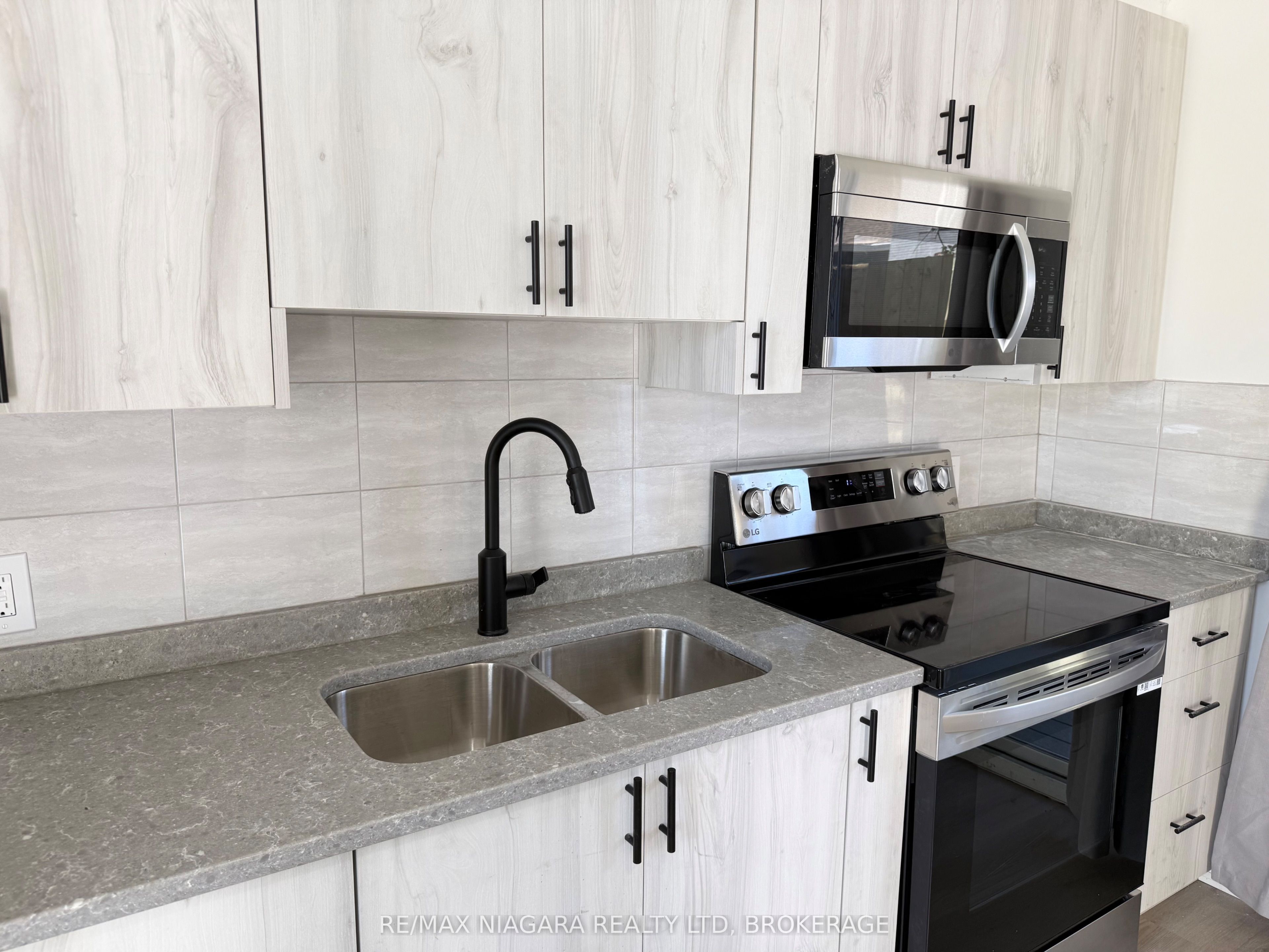 4711 River Road Unit 2 Property Photo 6