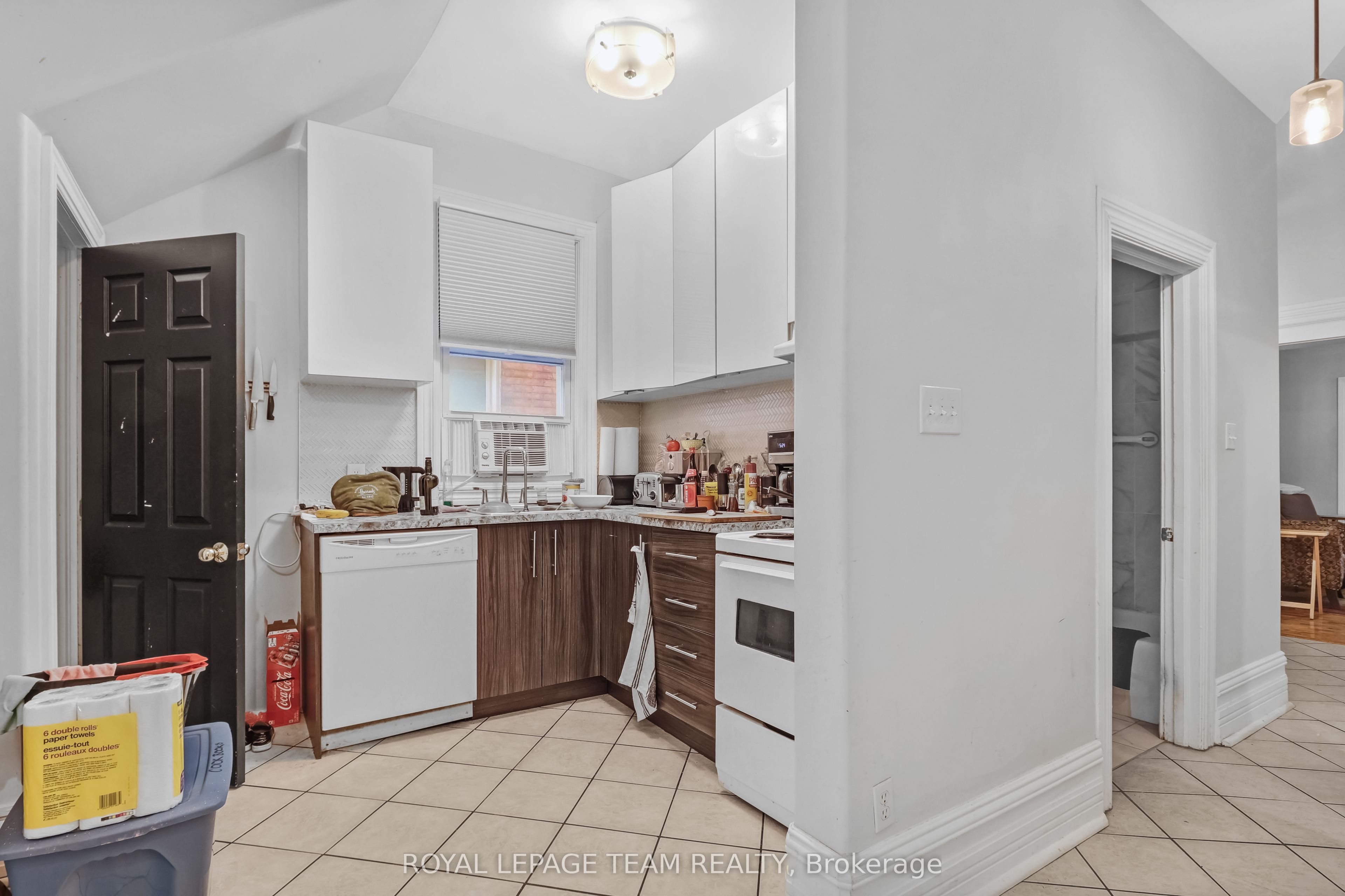 548 Maclaren Street Property Photo 8