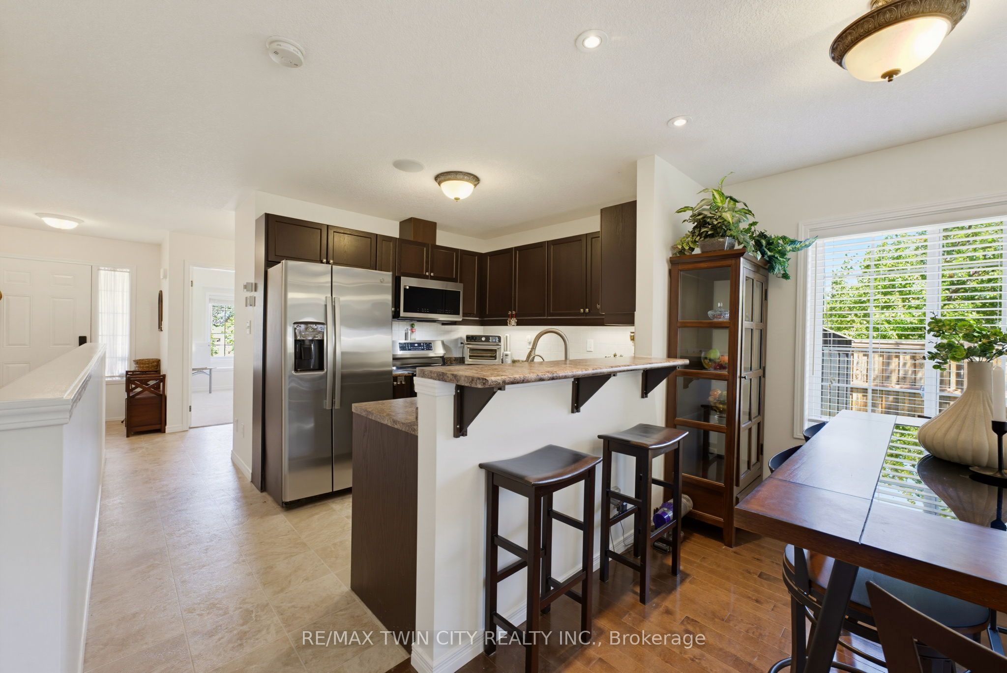 934 Zeller Crescent Property Photo 6