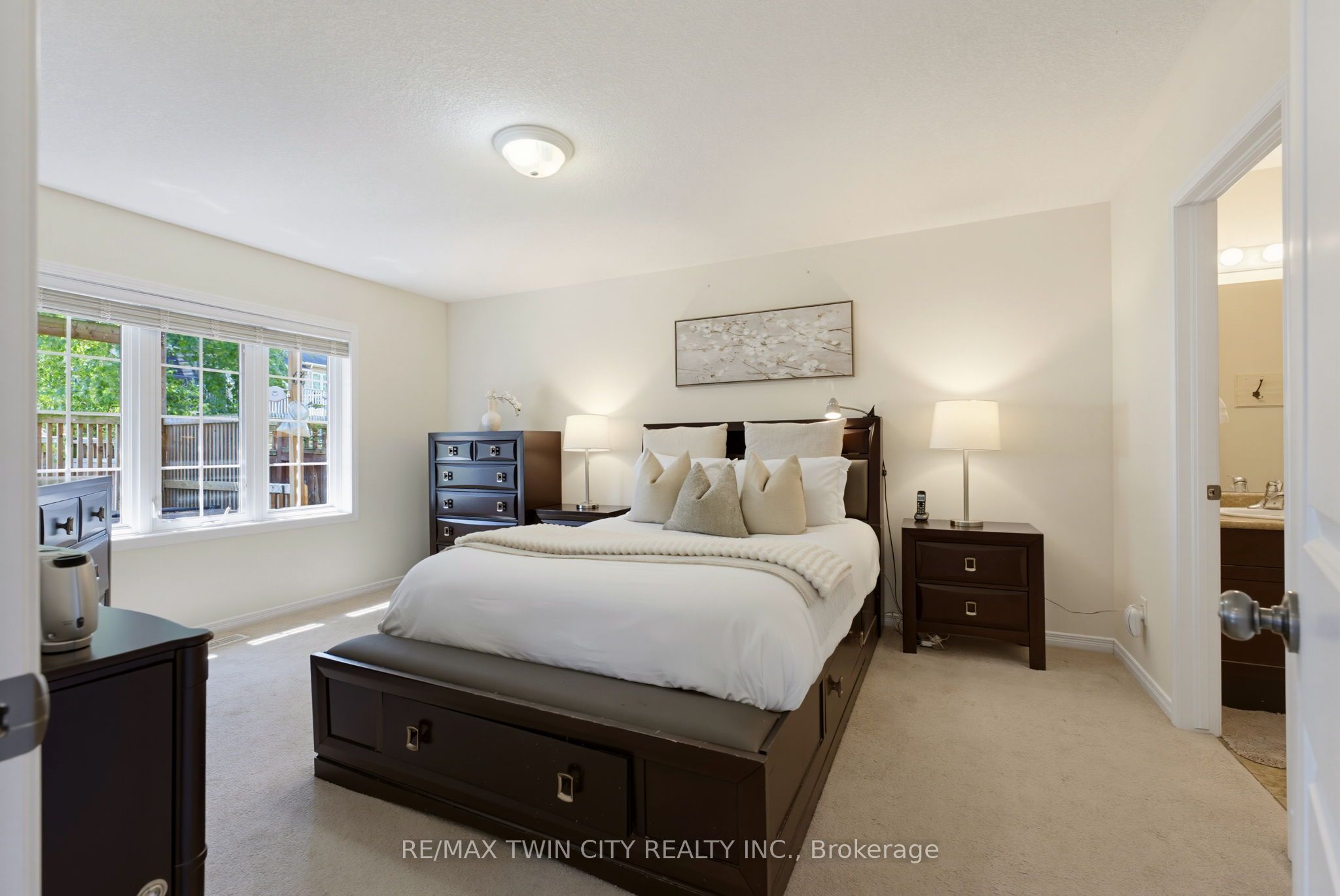 934 Zeller Crescent Property Photo 12