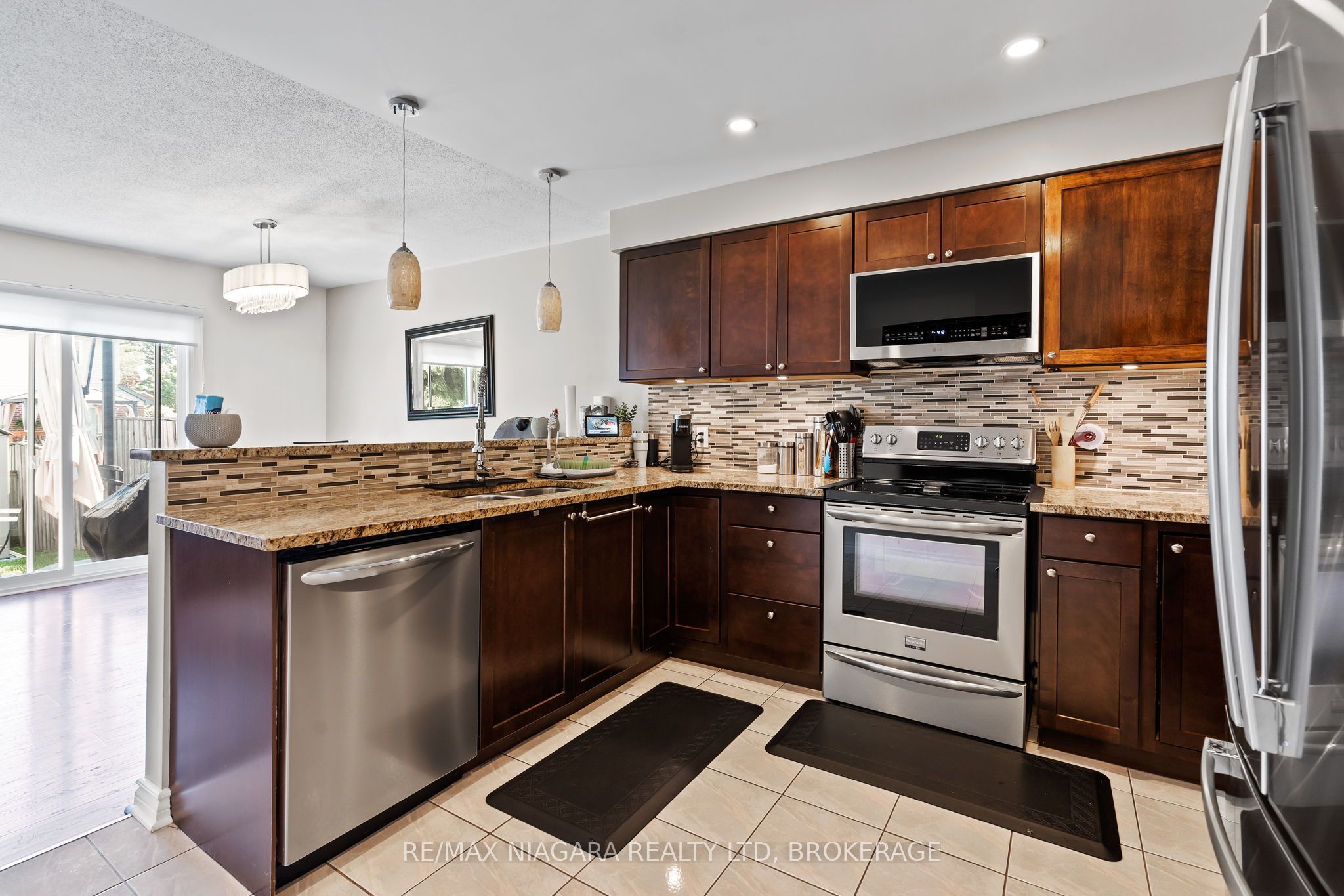 17 Jackson Court W Property Photo 6