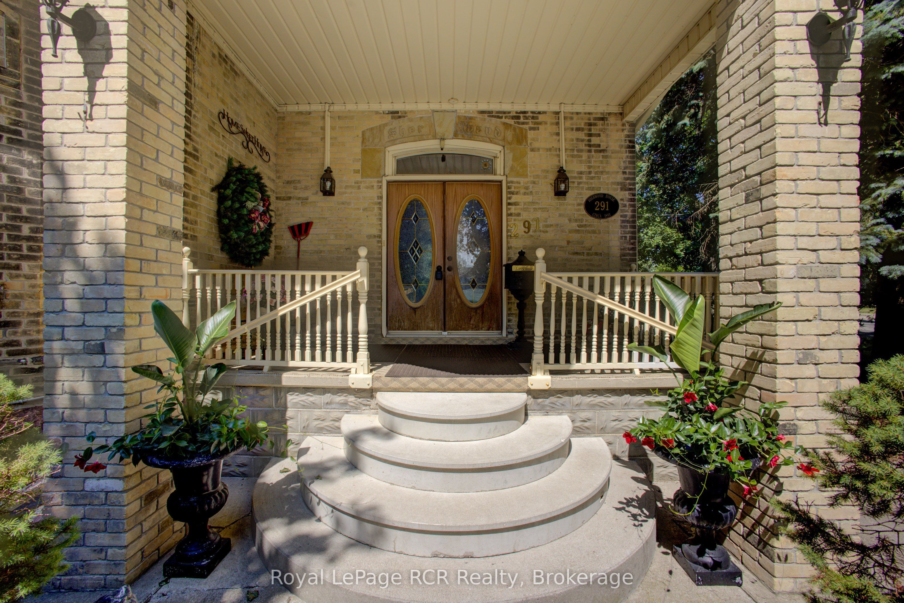 291 Elma Street E Property Photo 5