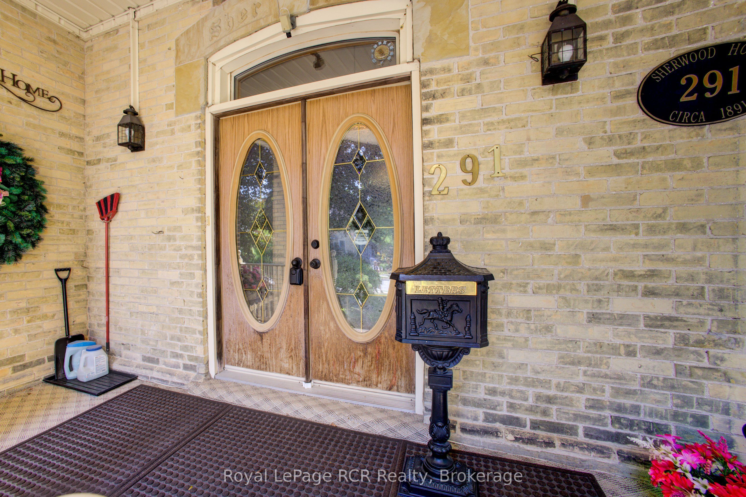 291 Elma Street E Property Photo 6