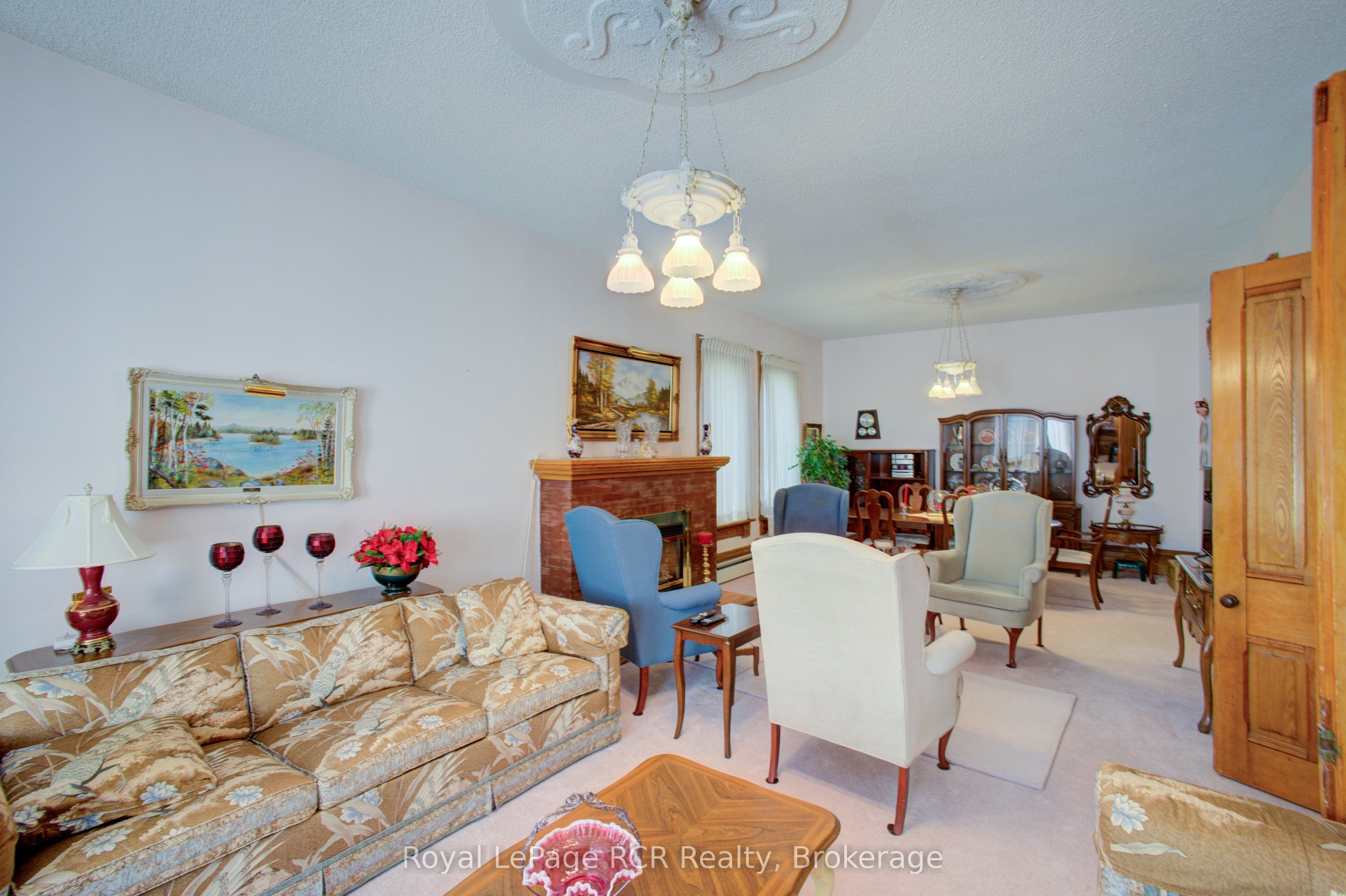 291 Elma Street E Property Photo 8