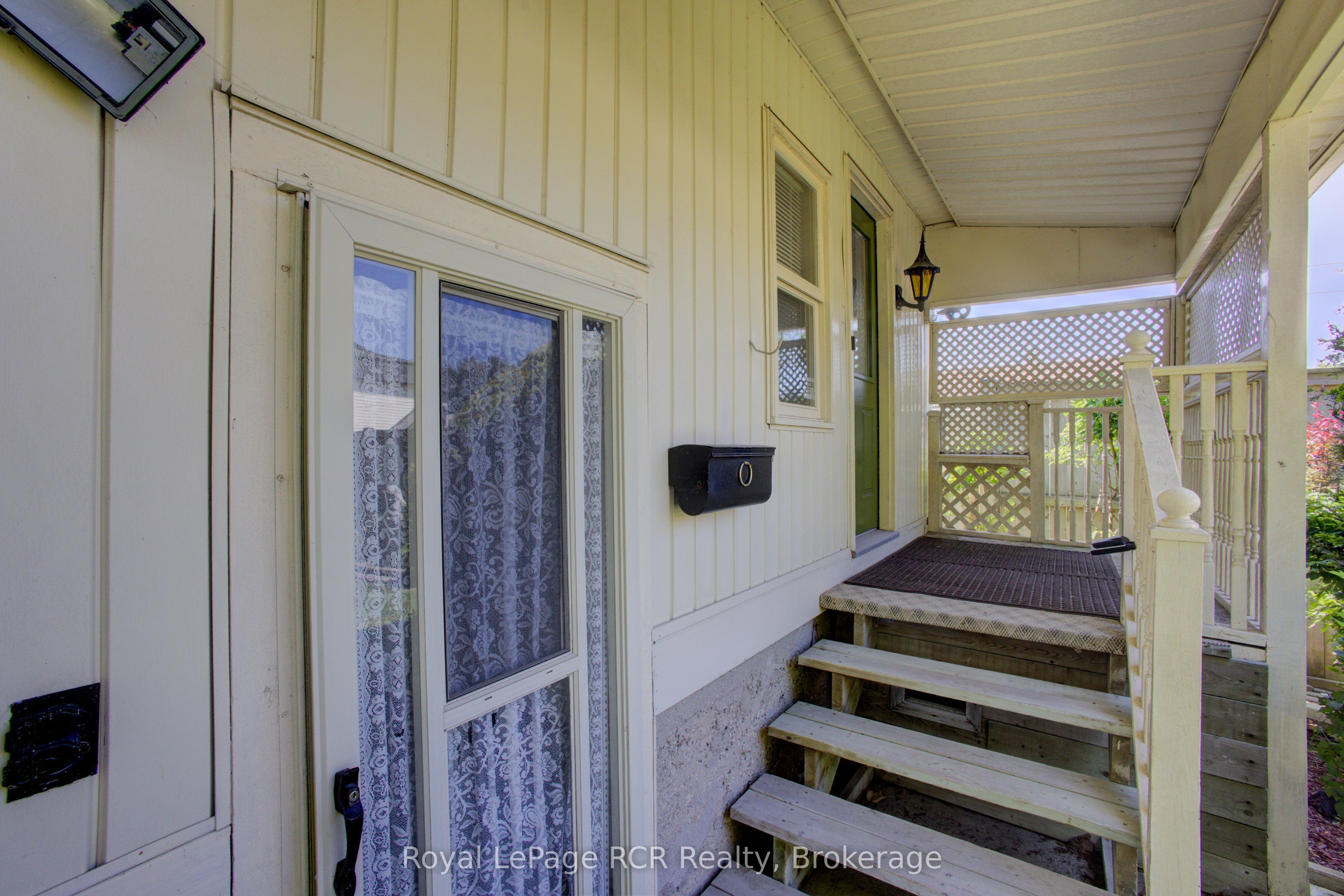 291 Elma Street E Property Photo 24