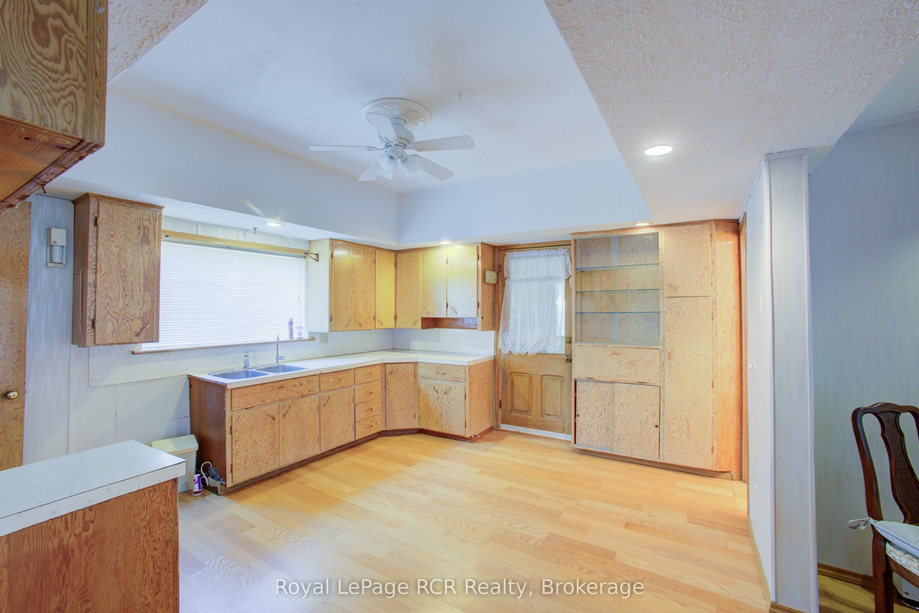 291 Elma Street E Property Photo 27