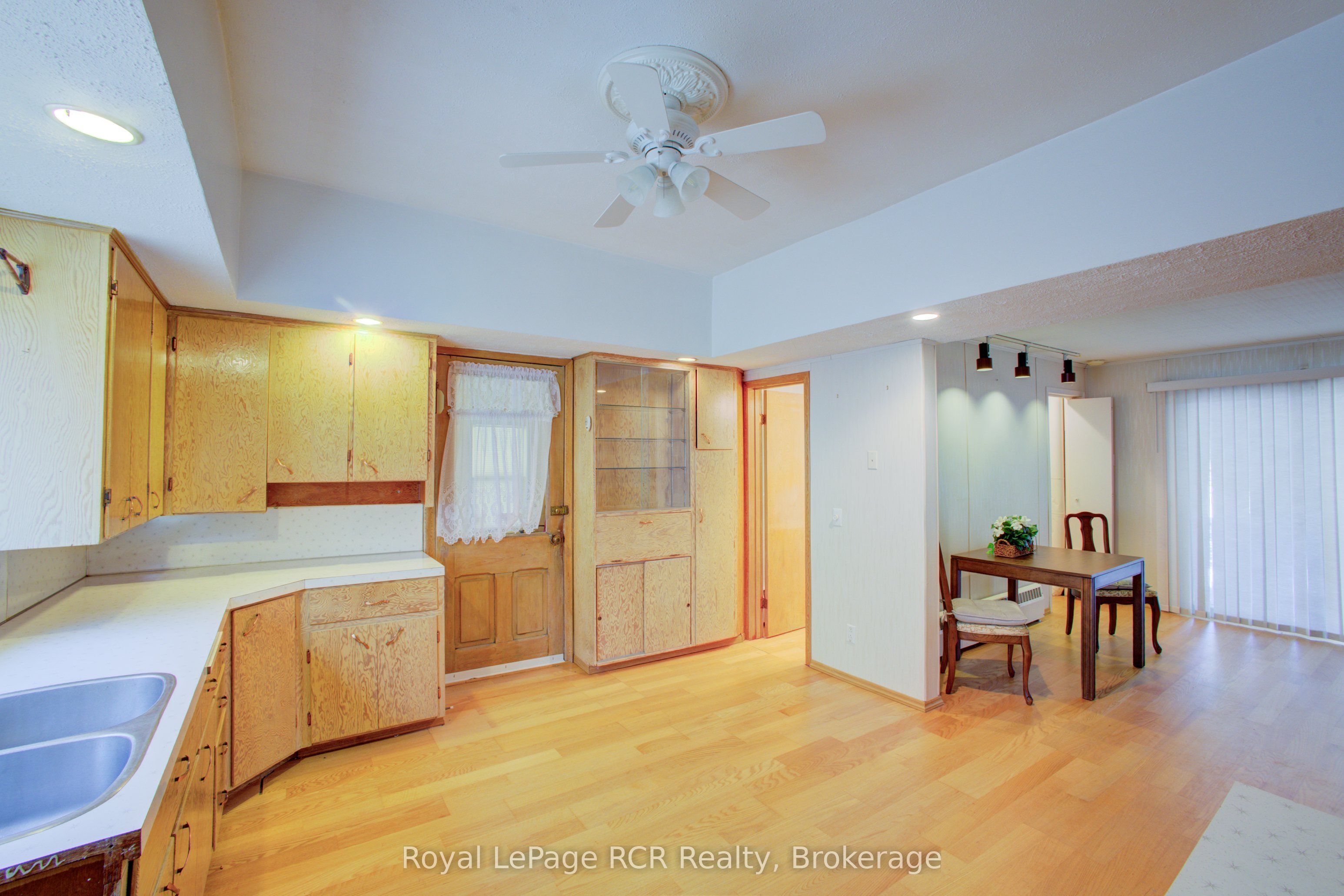 291 Elma Street E Property Photo 28