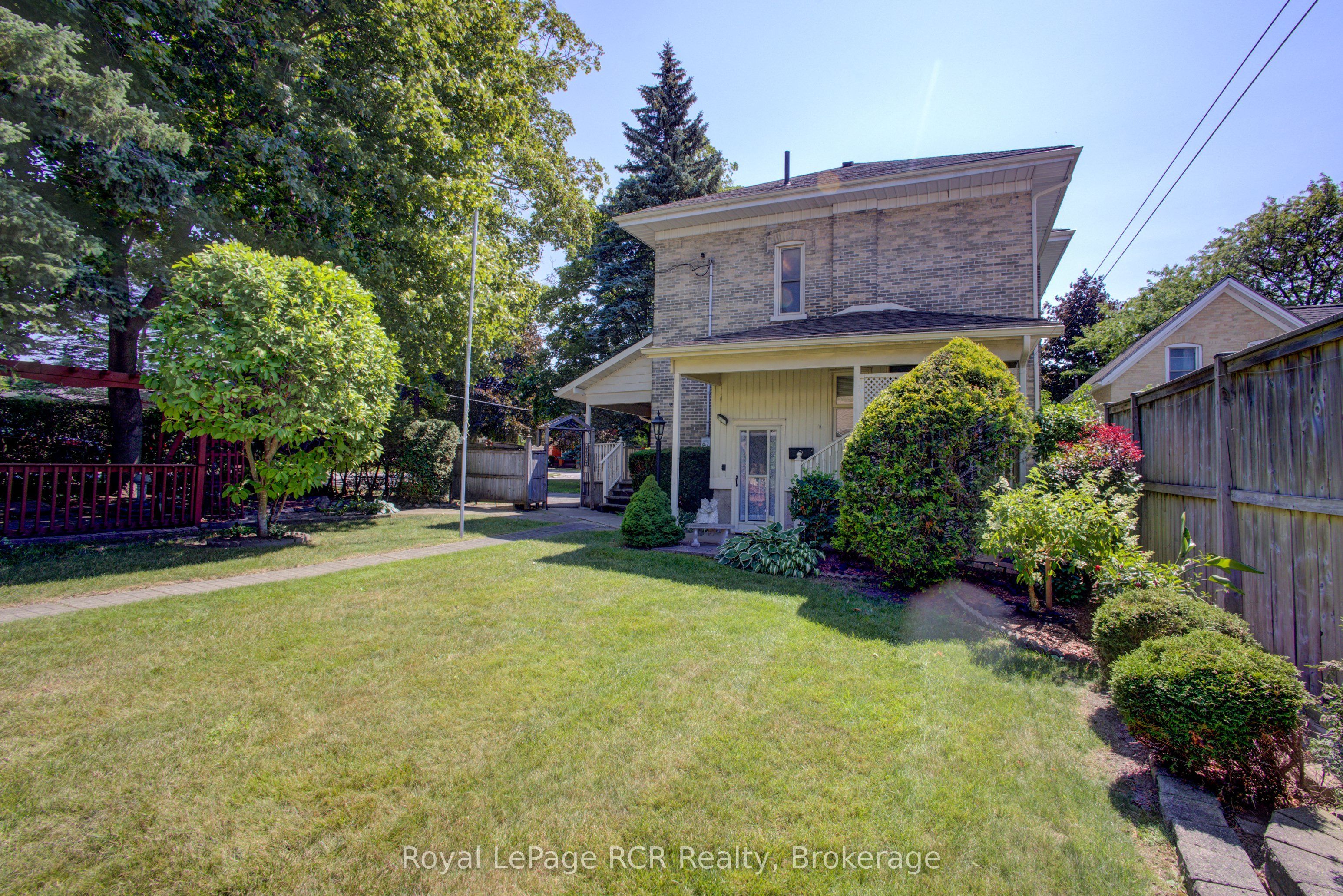 291 Elma Street E Property Photo 38