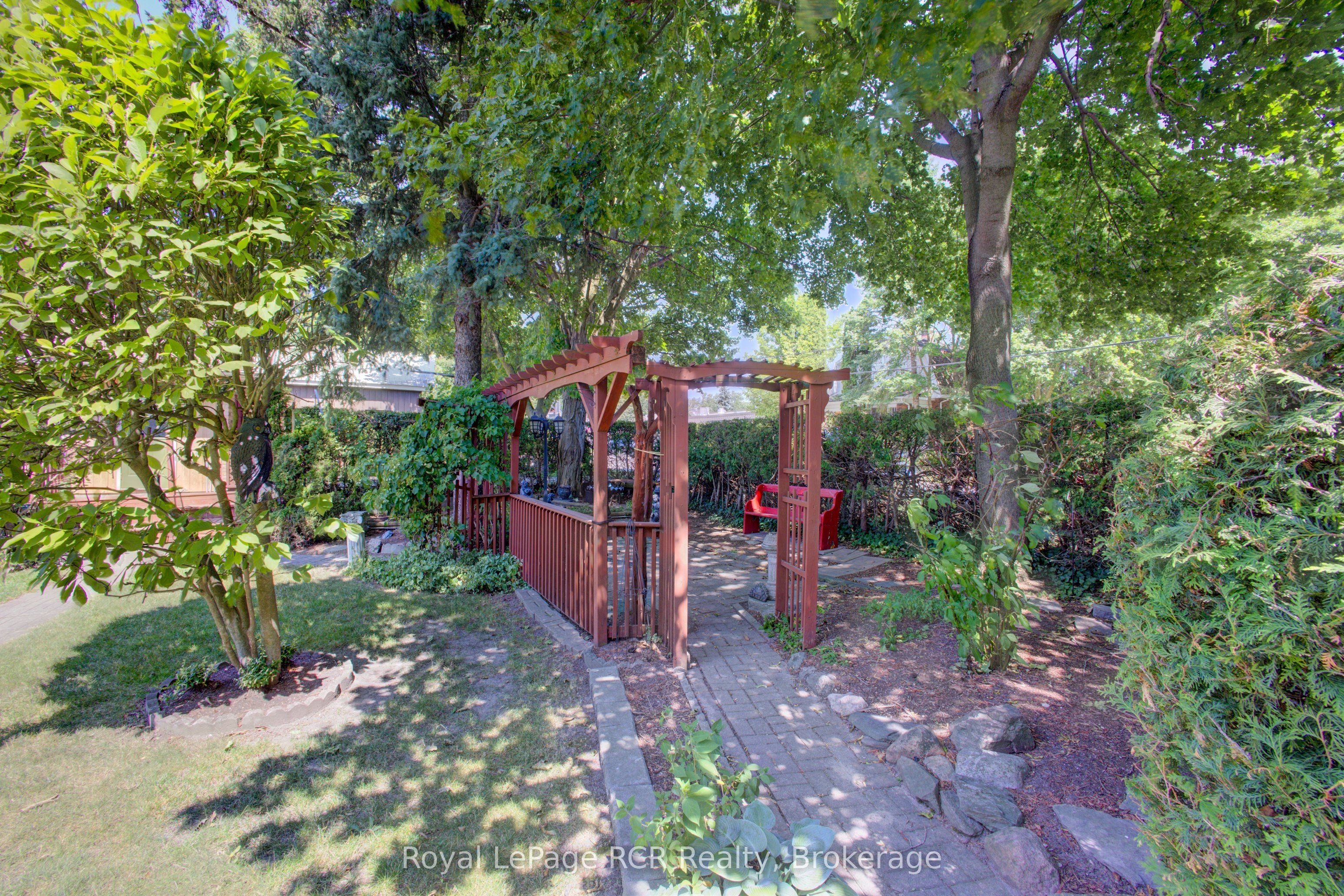 291 Elma Street E Property Photo 39
