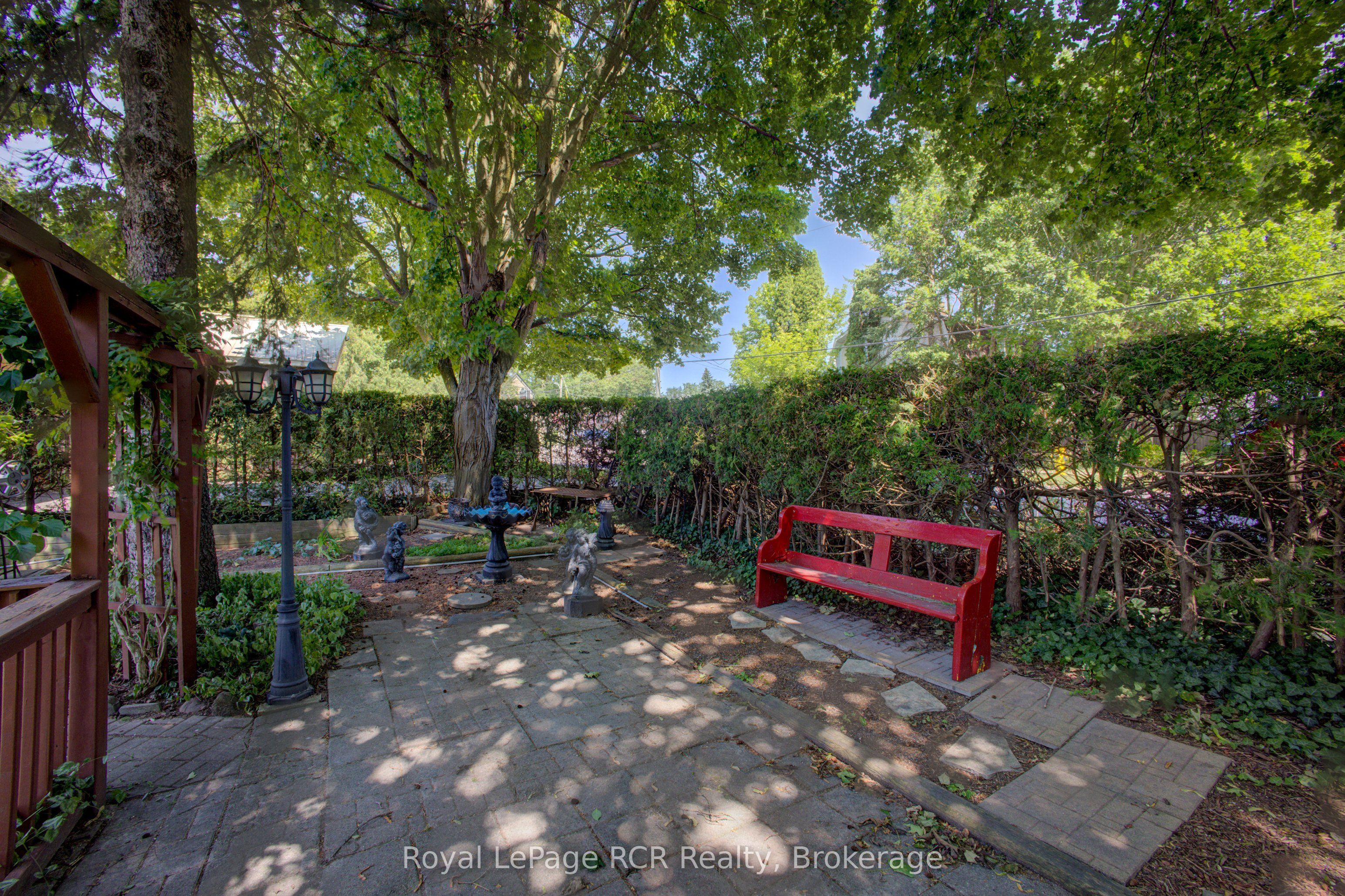 291 Elma Street E Property Photo 40