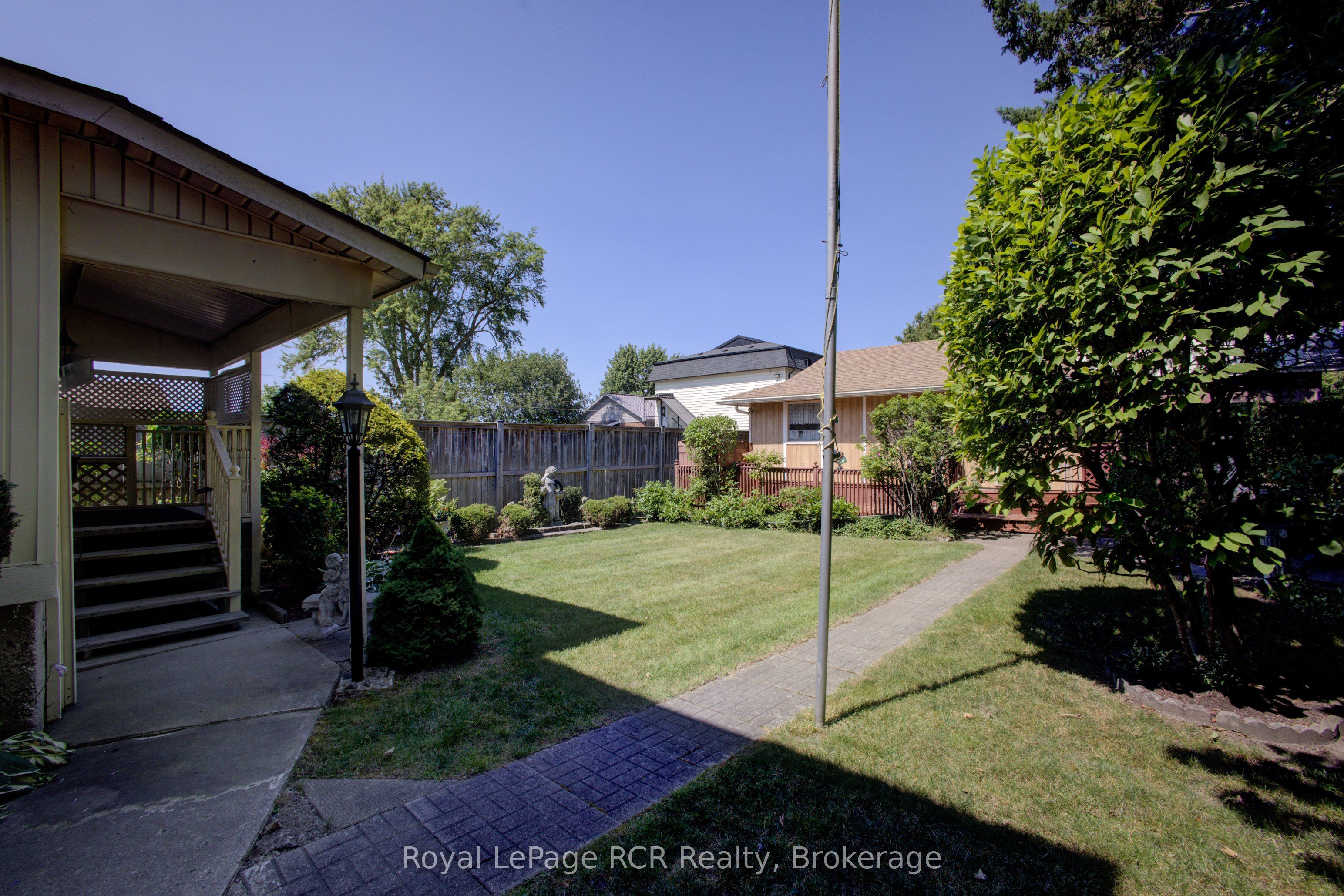 291 Elma Street E Property Photo 42