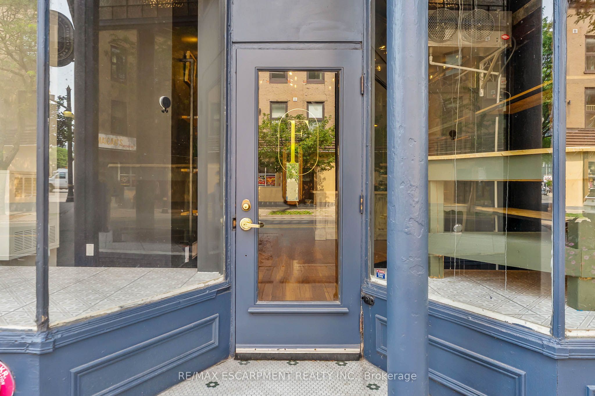 6 John Street N Property Photo 3