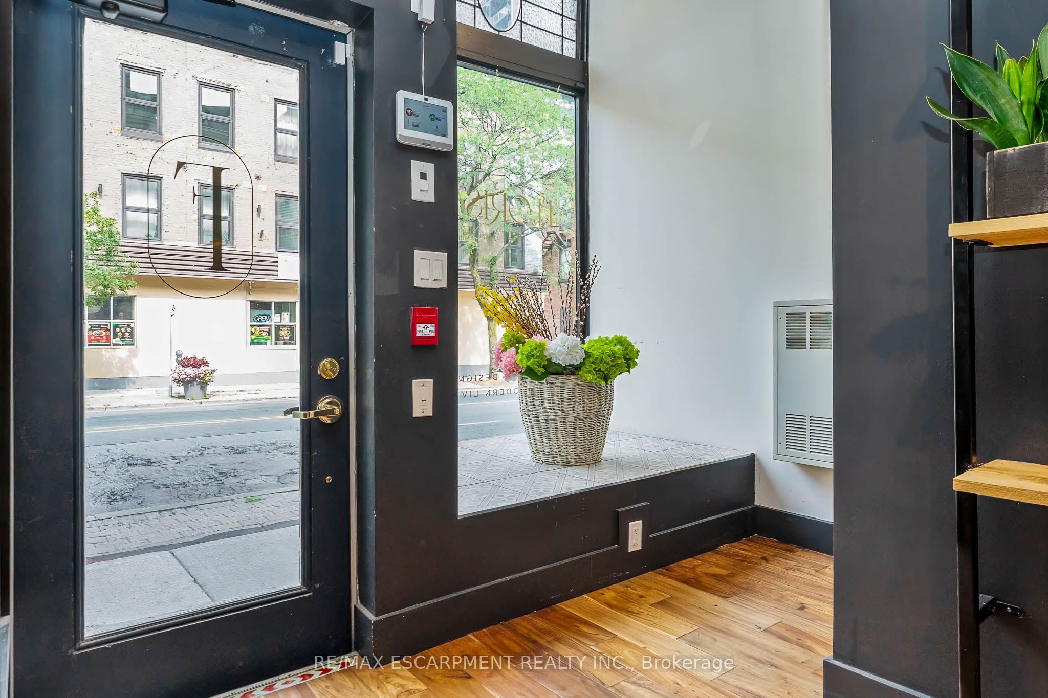 6 John Street N Property Photo 4