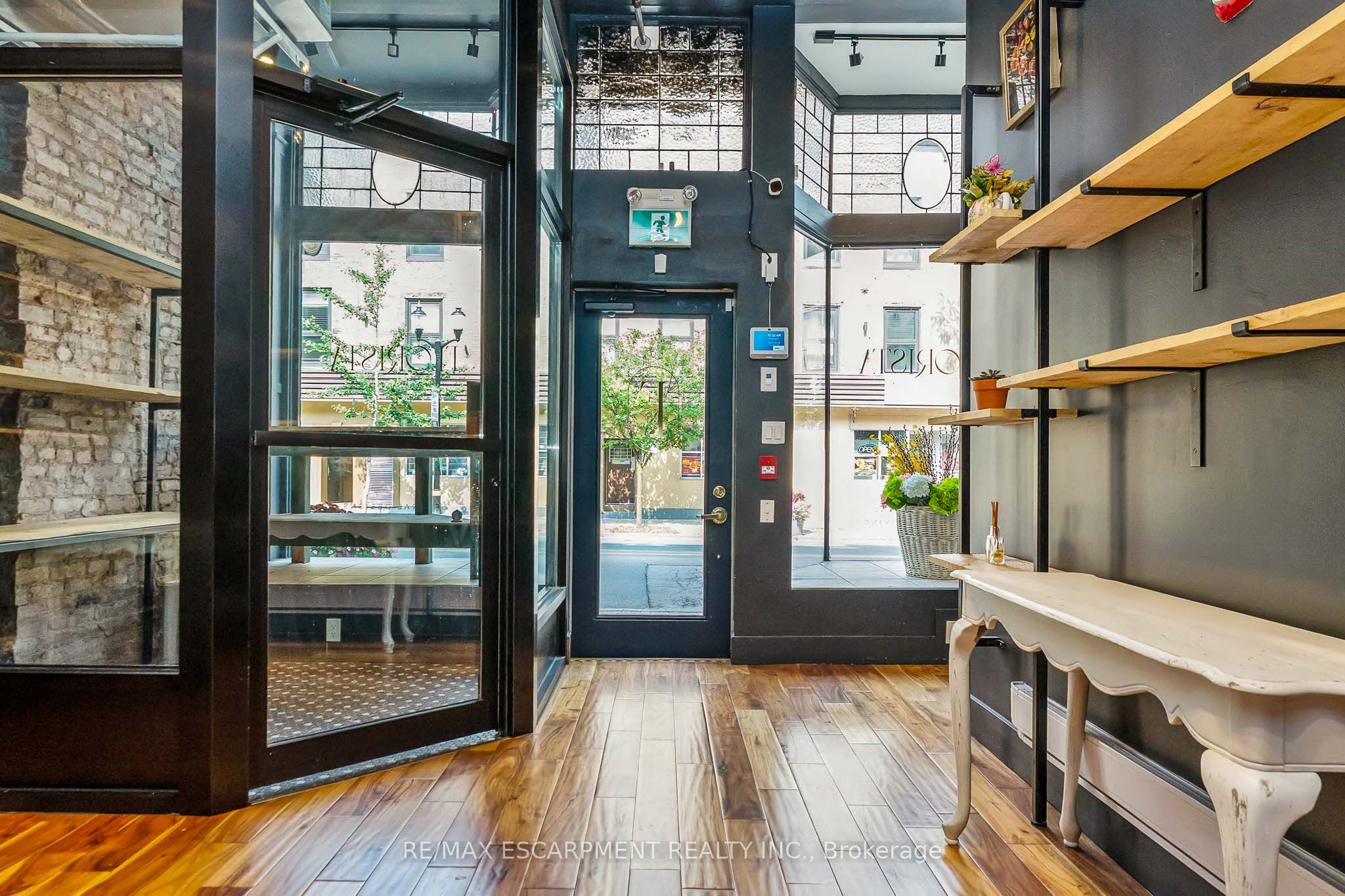 6 John Street N Property Photo 5