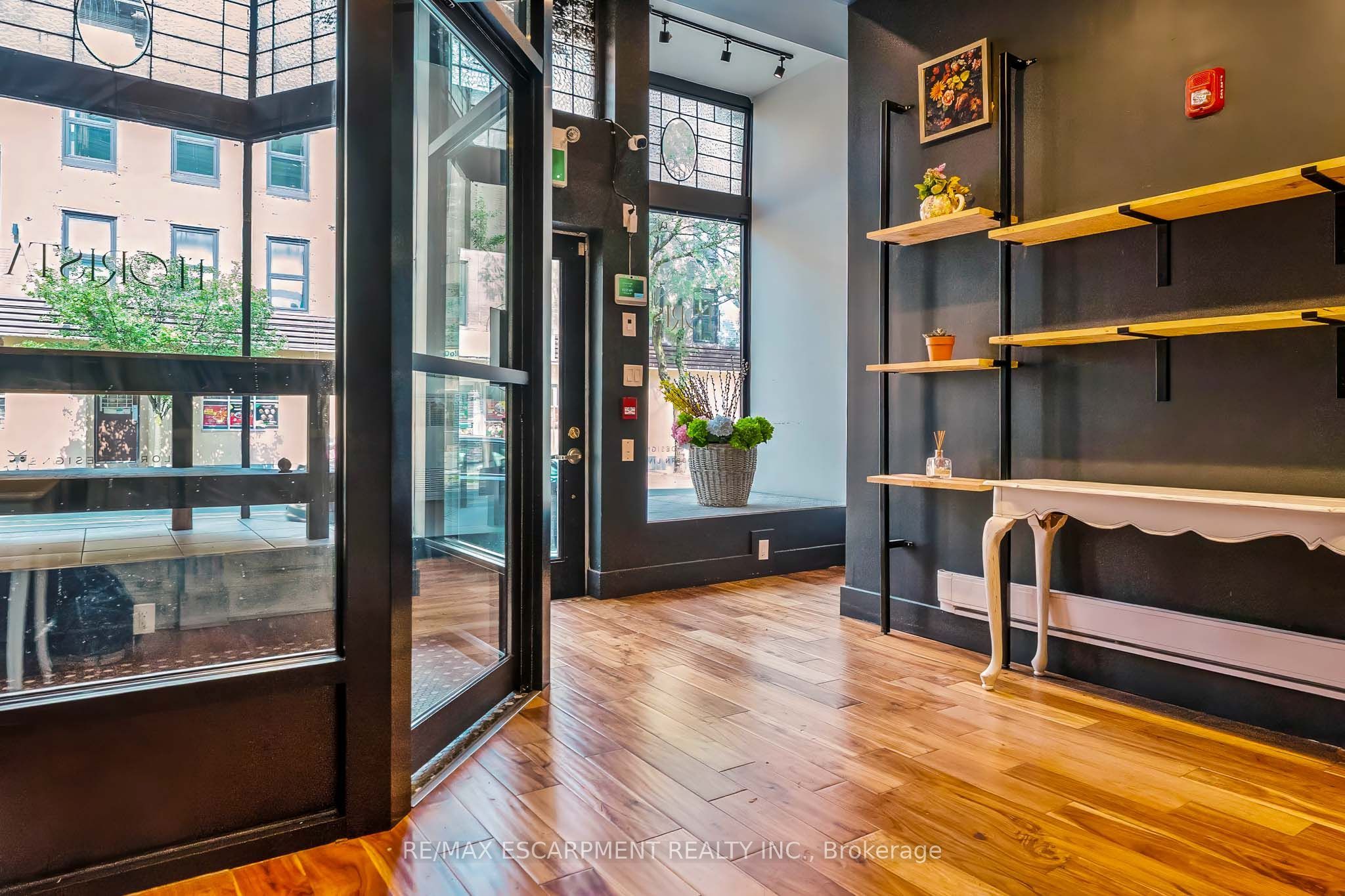 6 John Street N Property Photo 7