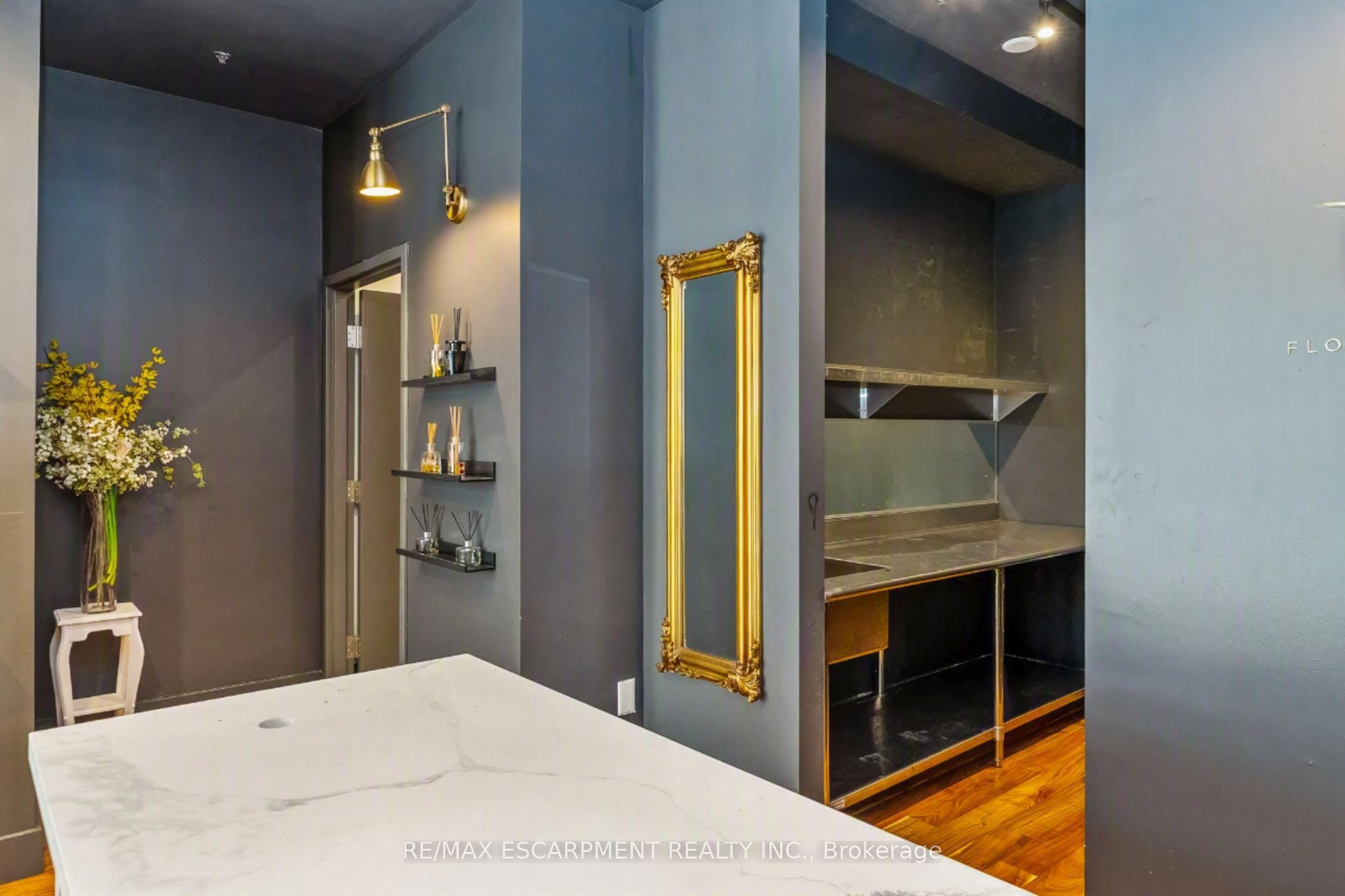 6 John Street N Property Photo 11