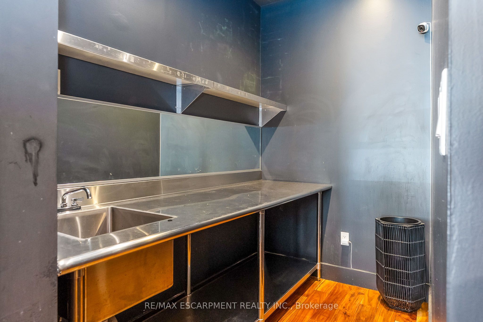 6 John Street N Property Photo 12