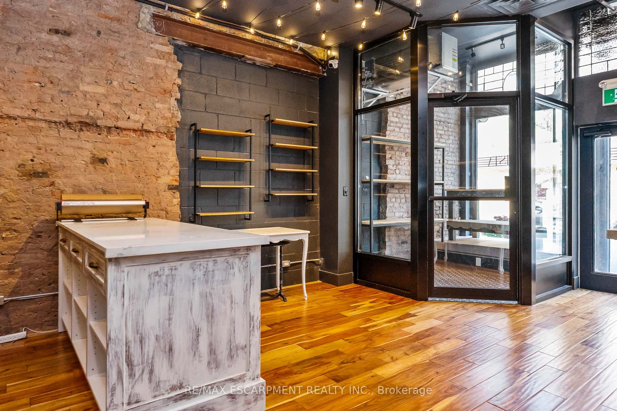 6 John Street N Property Photo 14
