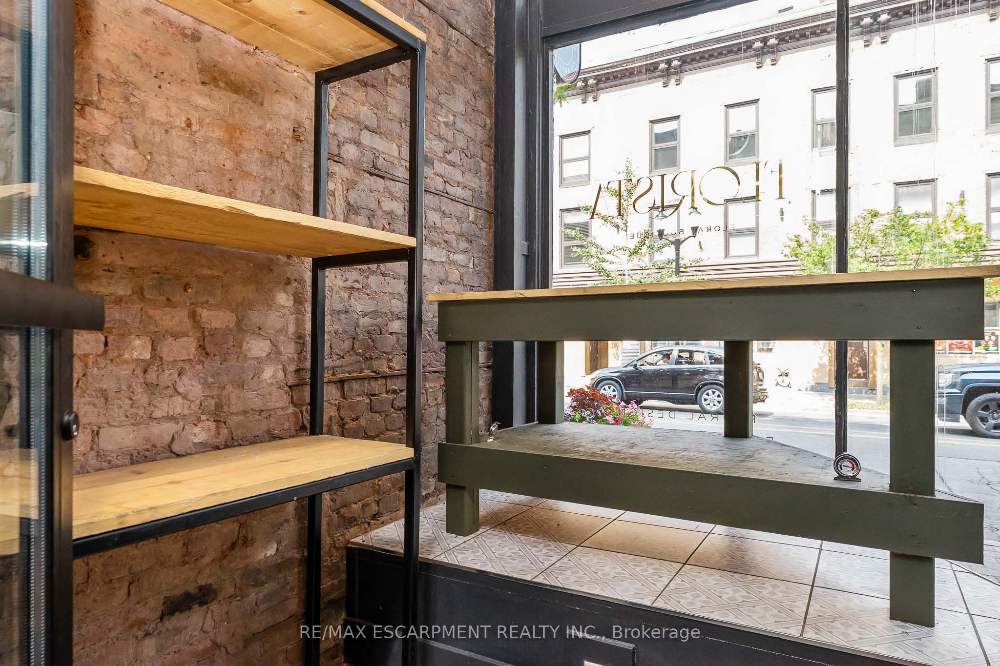 6 John Street N Property Photo 15