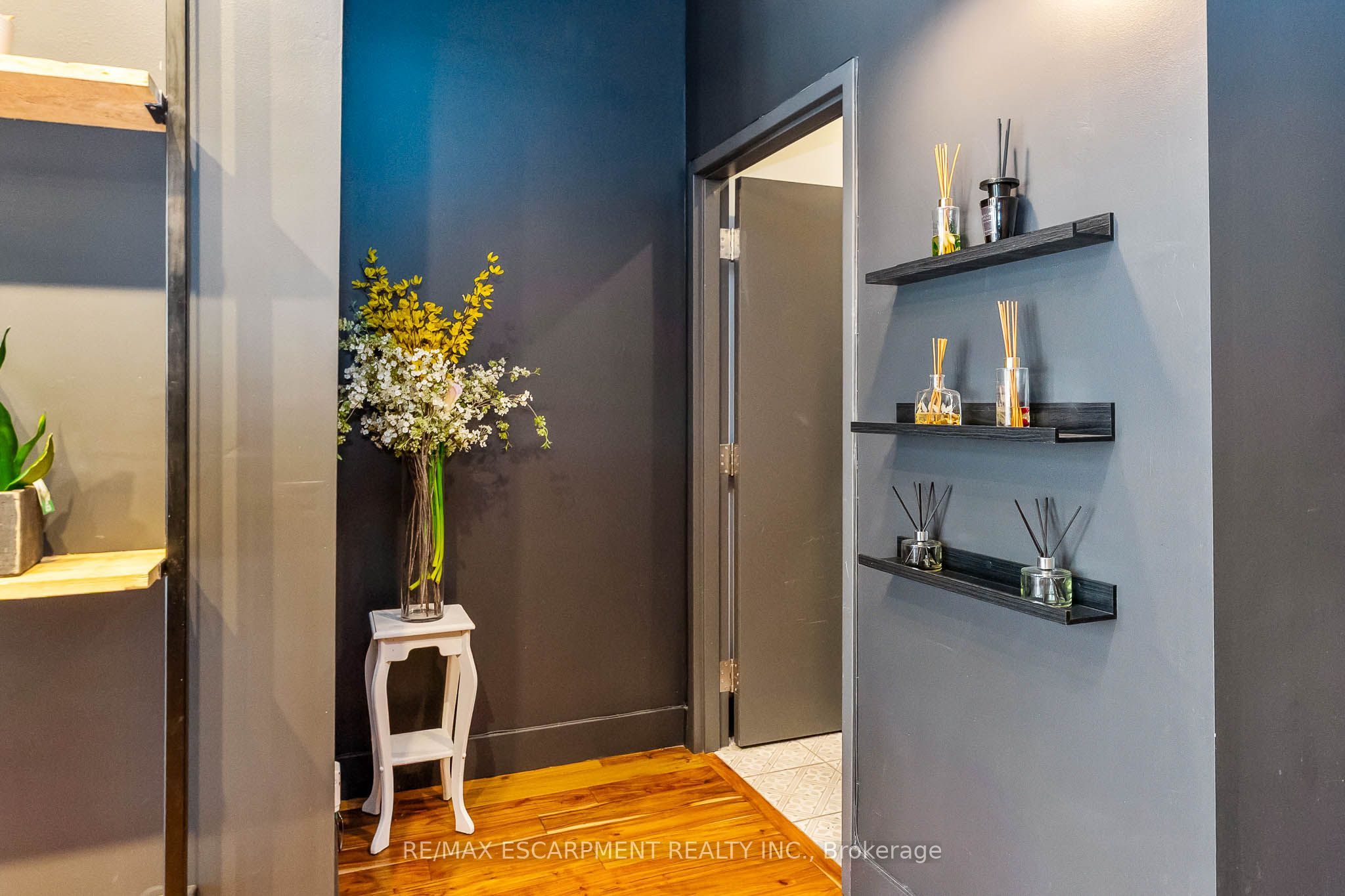 6 John Street N Property Photo 16