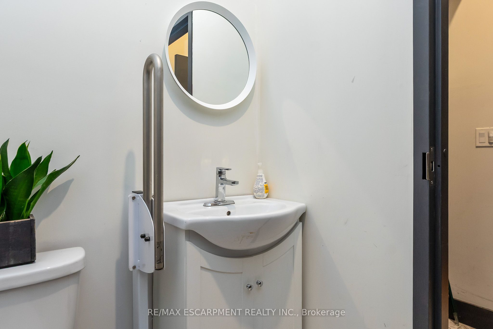 6 John Street N Property Photo 20