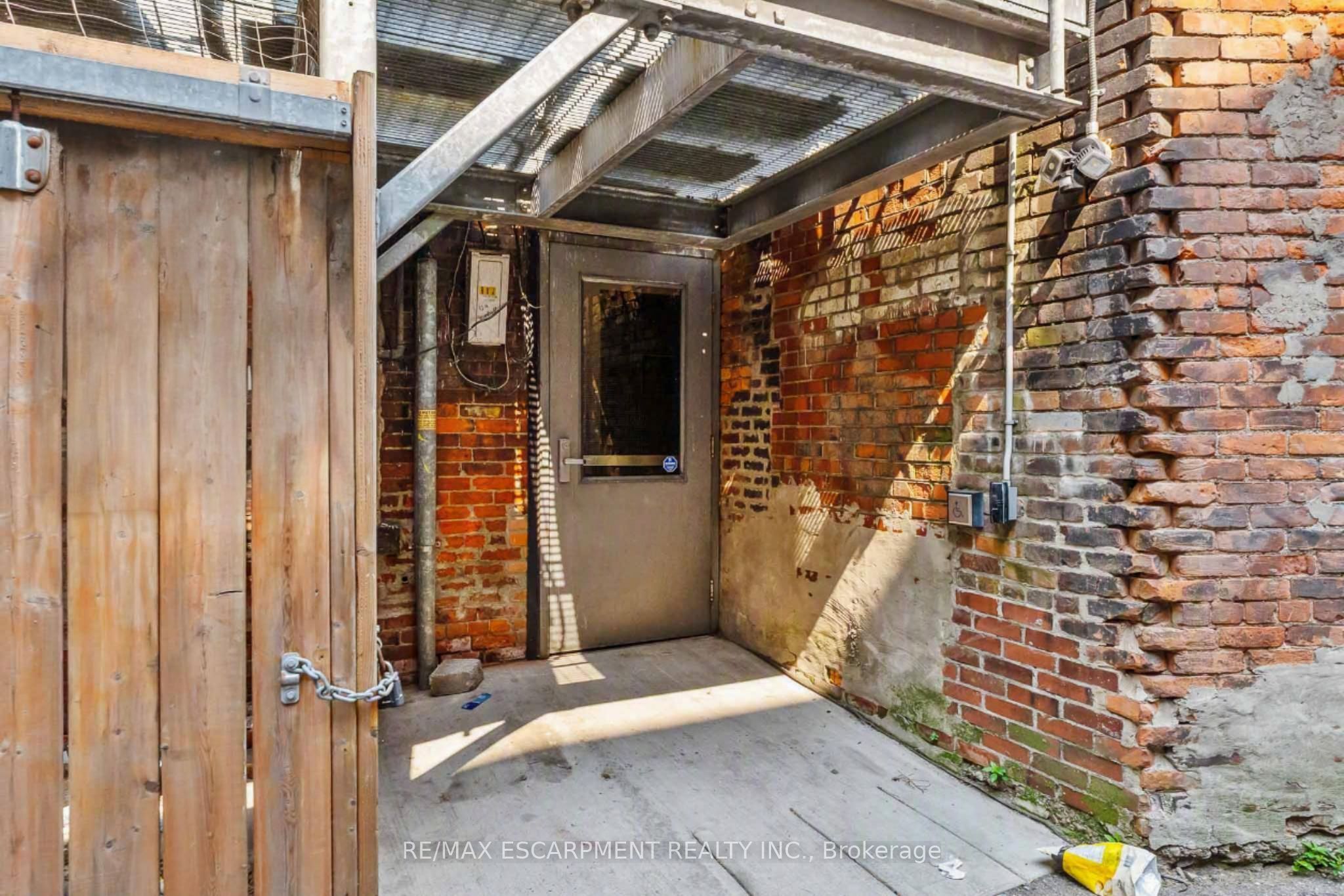 6 John Street N Property Photo 22