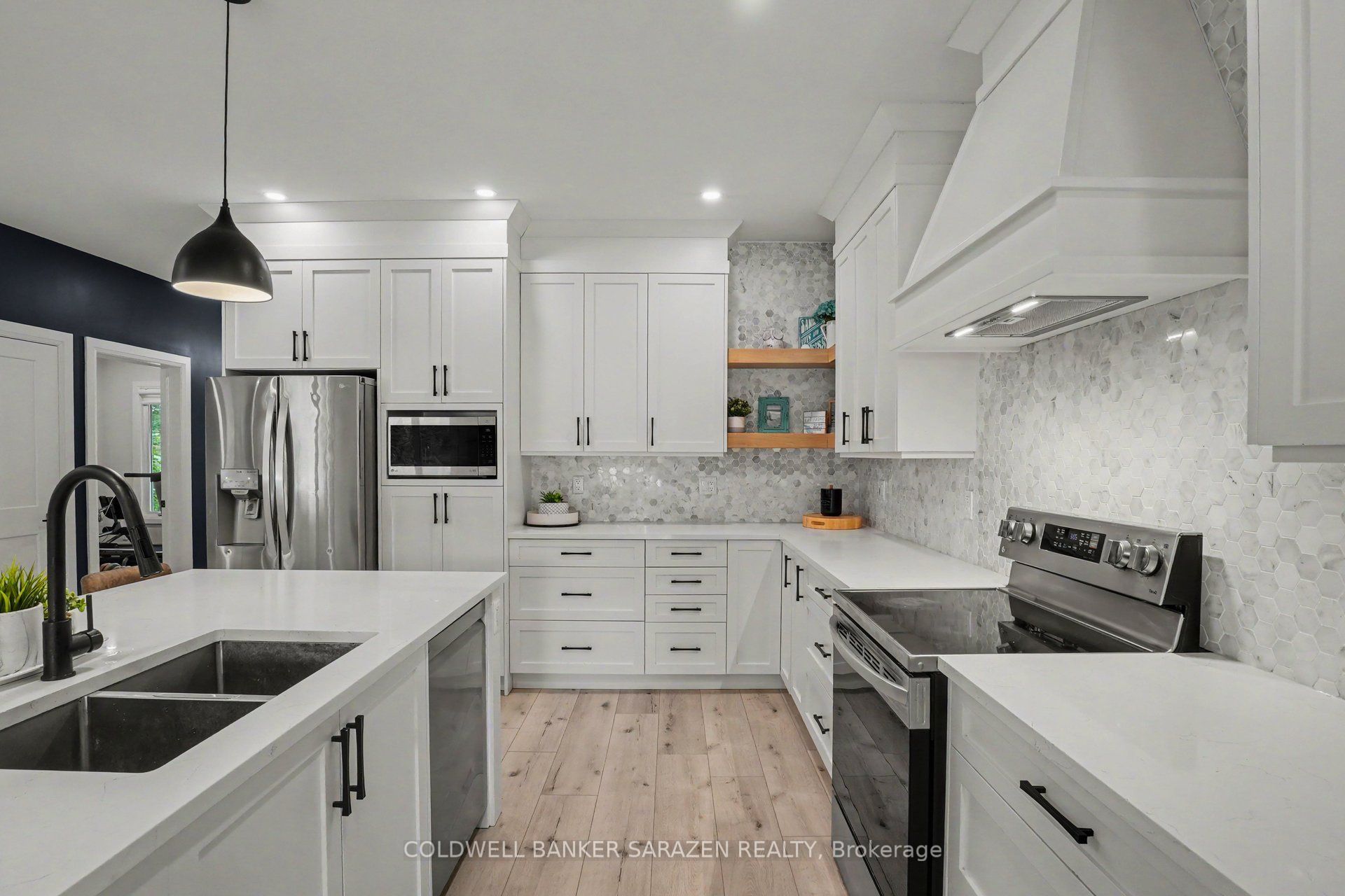 1046 Bayview Drive W Property Photo 8