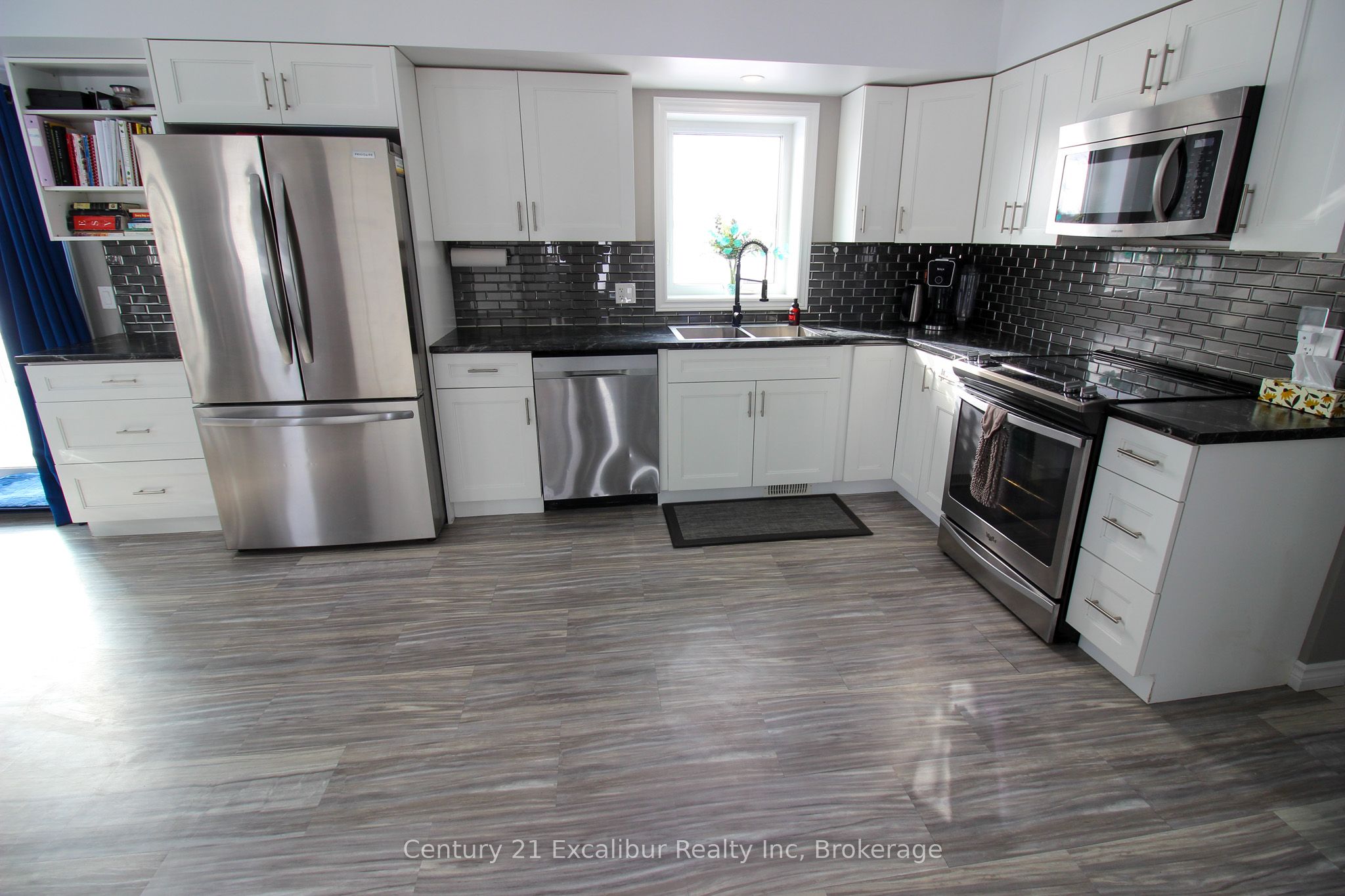 7104 Sixth Line Road W Property Photo 4