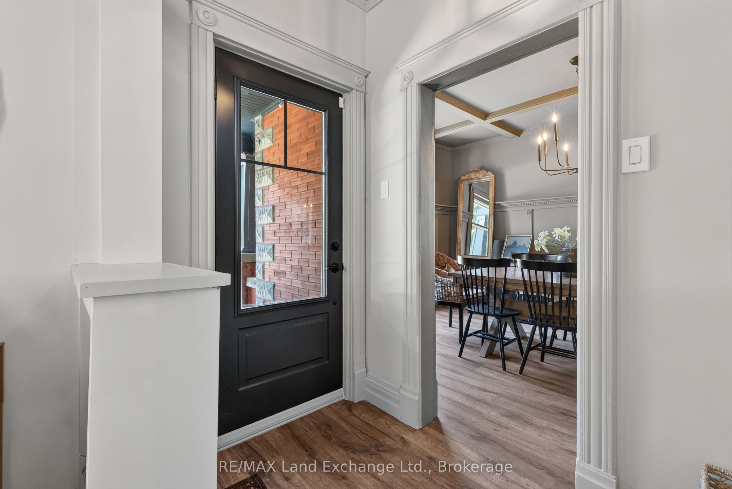 581 Queen Street Property Photo 2