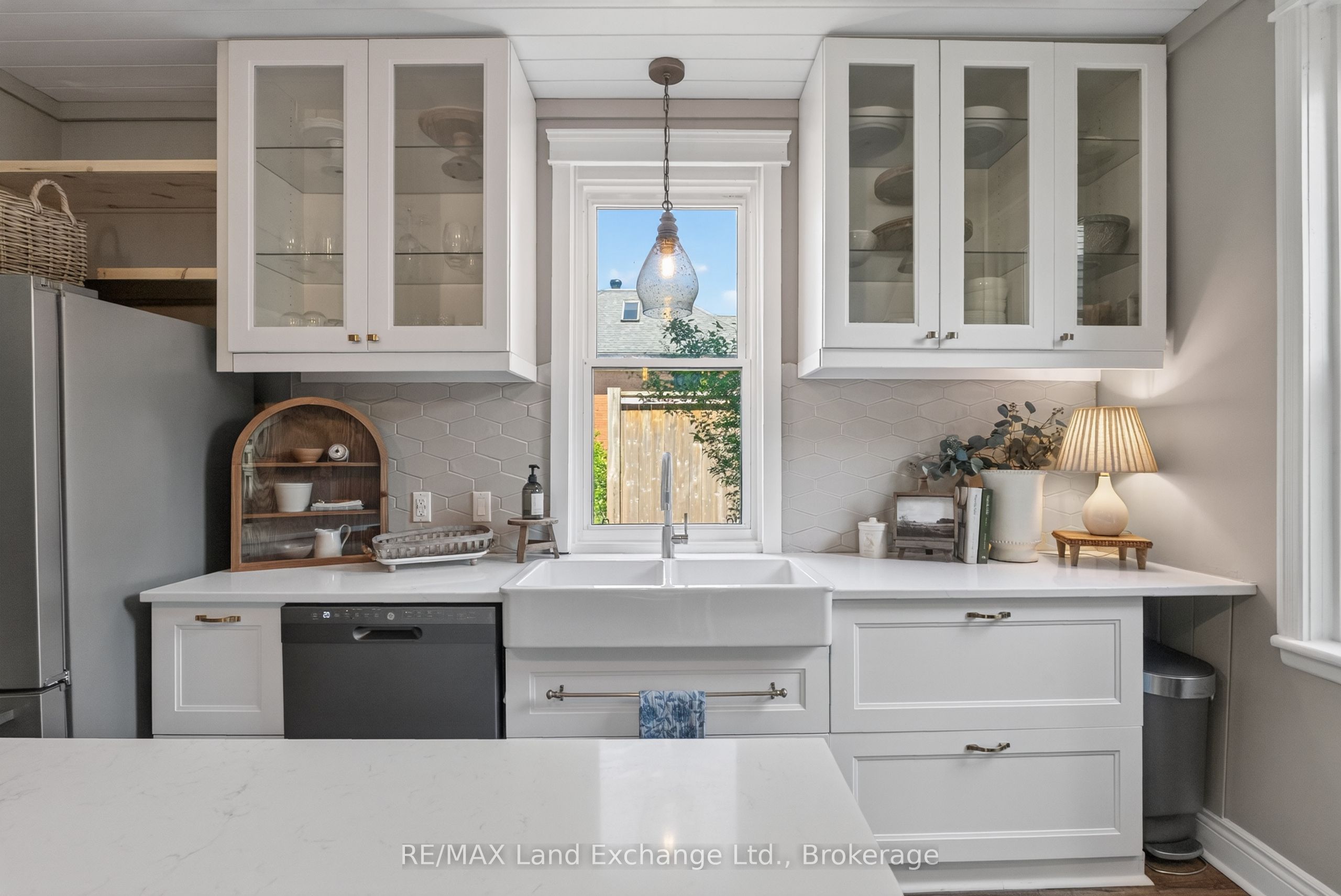 581 Queen Street Property Photo 7
