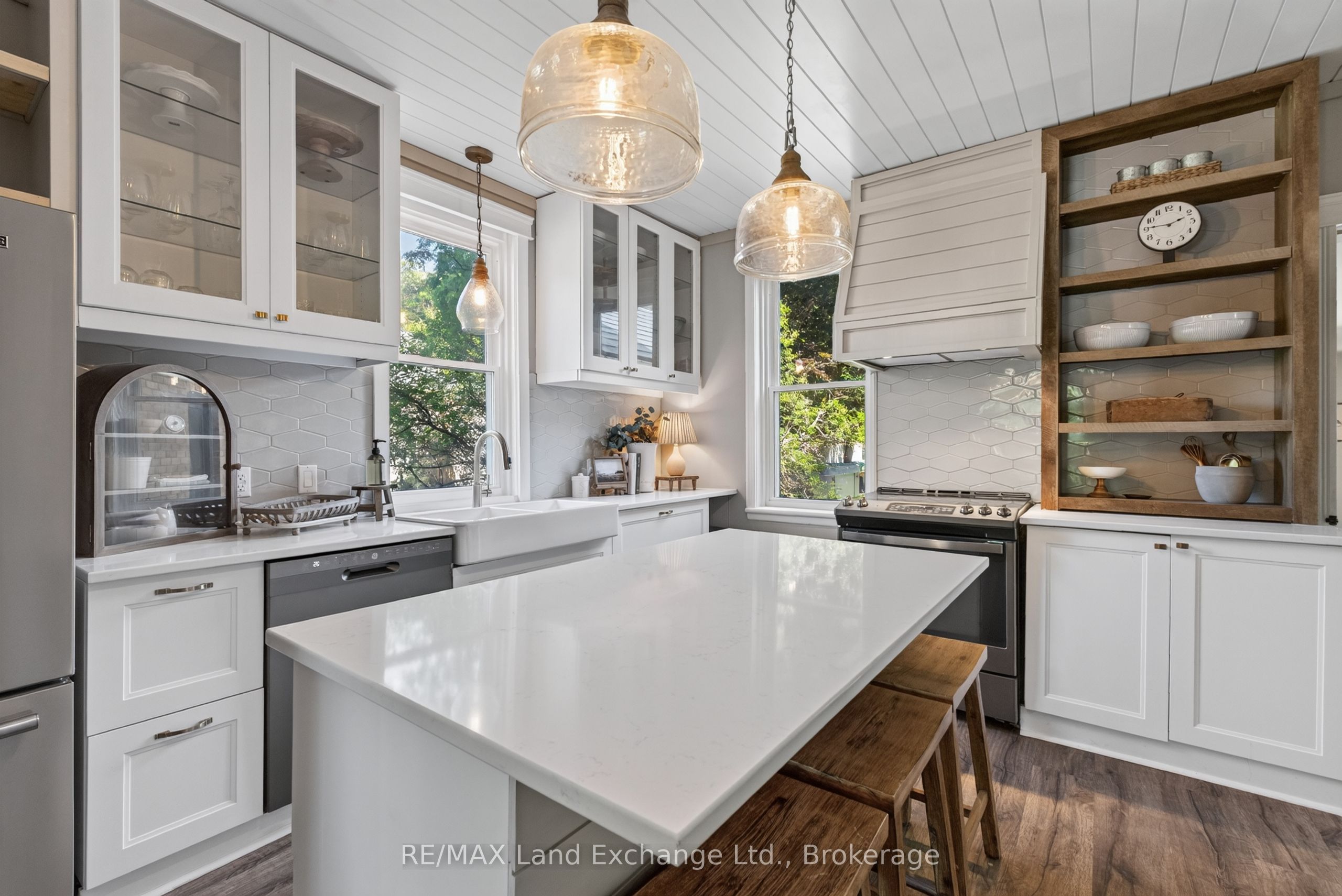 581 Queen Street Property Photo 8