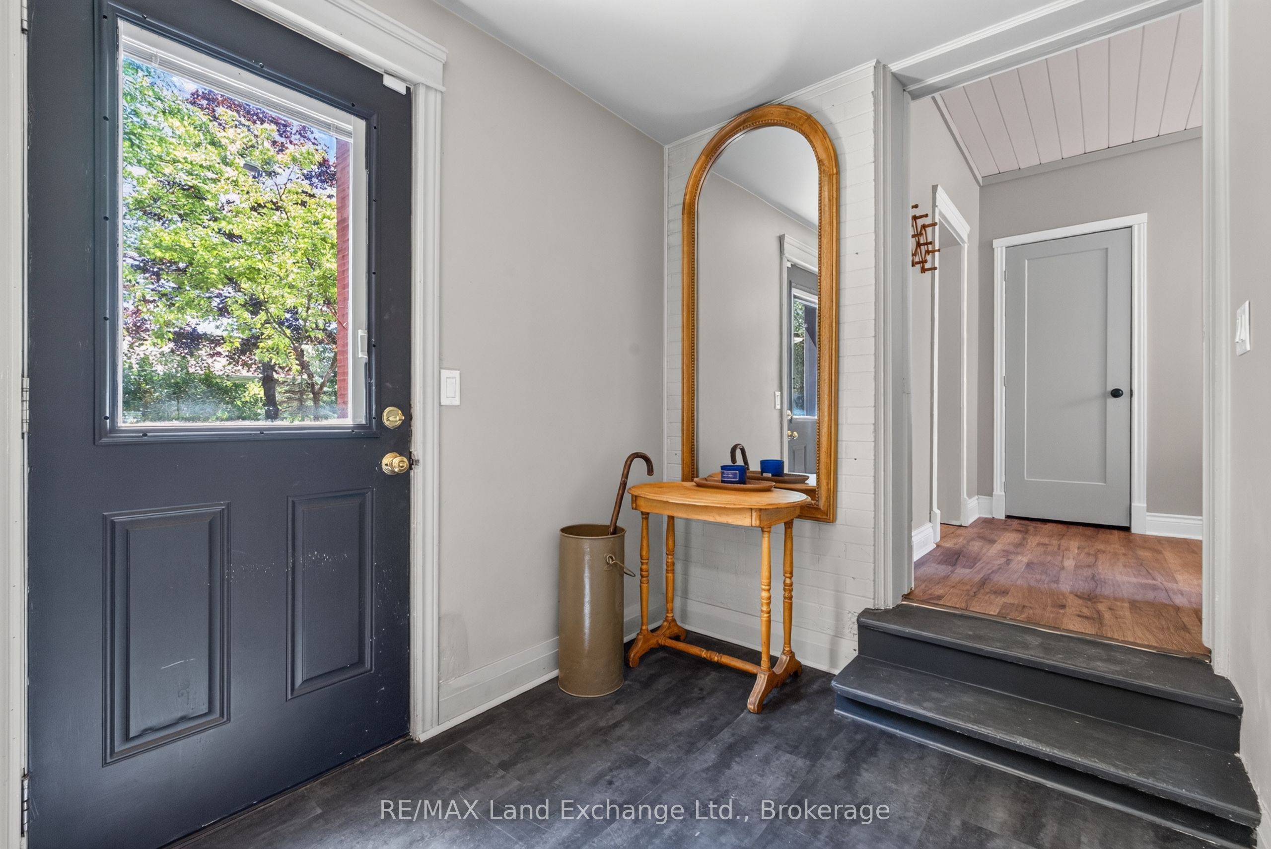 581 Queen Street Property Photo 17