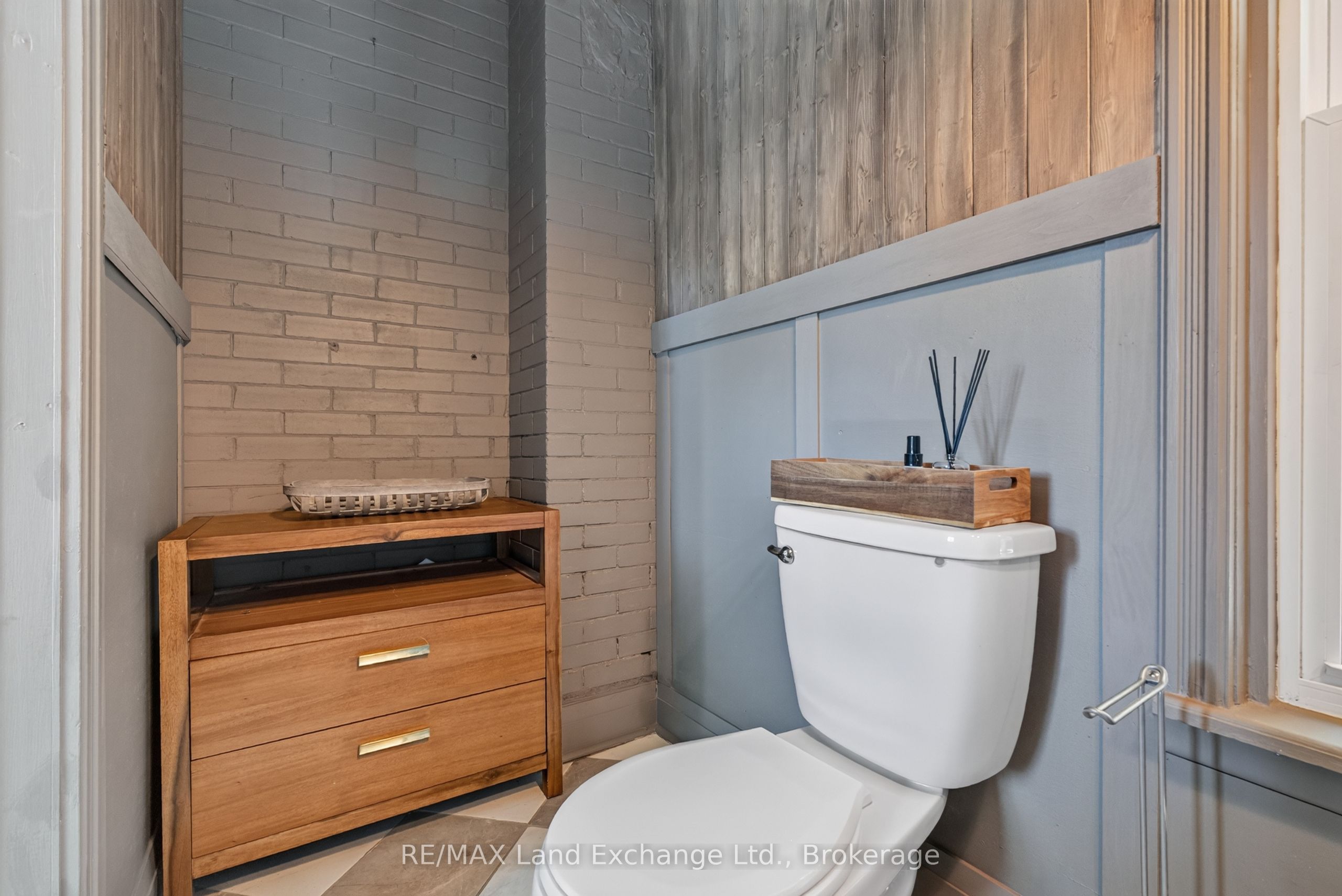 581 Queen Street Property Photo 19