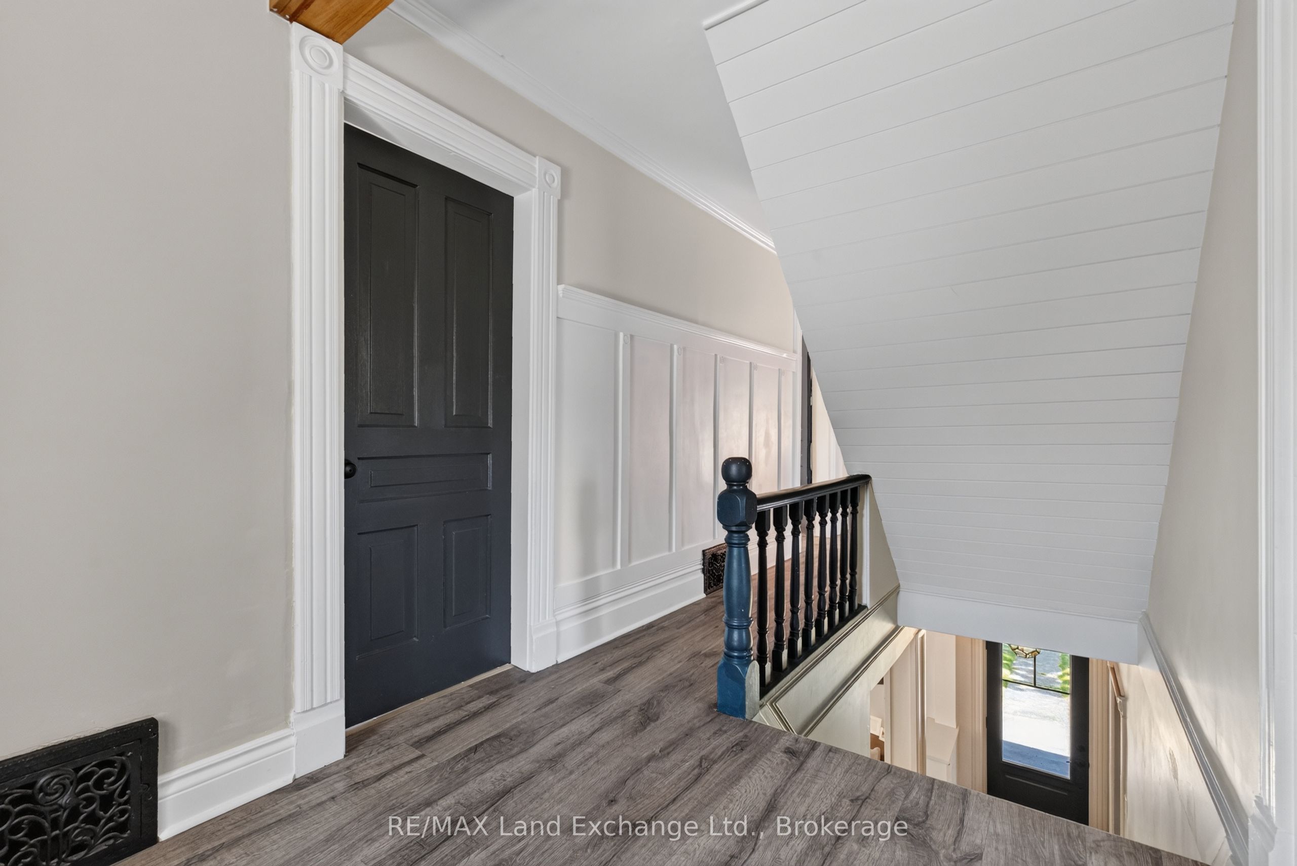 581 Queen Street Property Photo 23