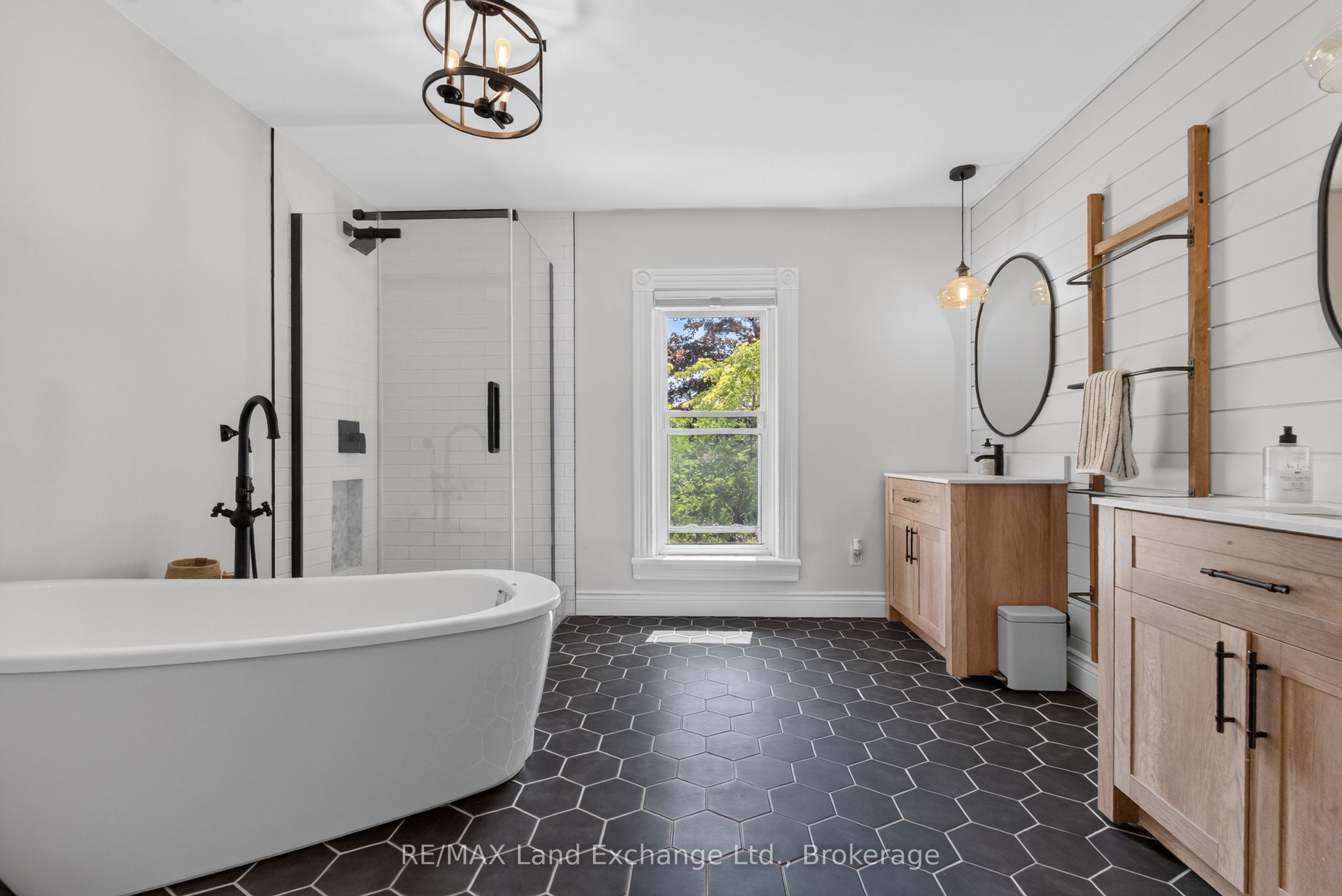 581 Queen Street Property Photo 24