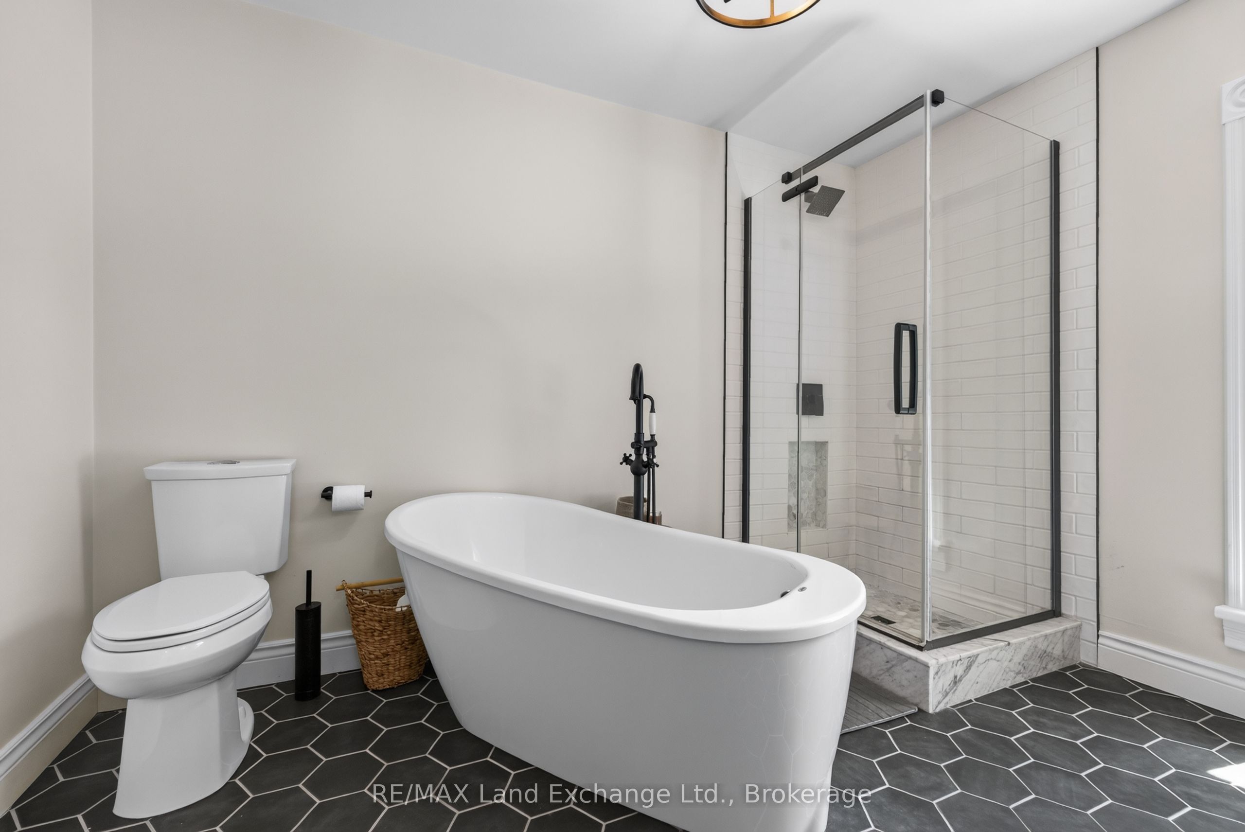 581 Queen Street Property Photo 25