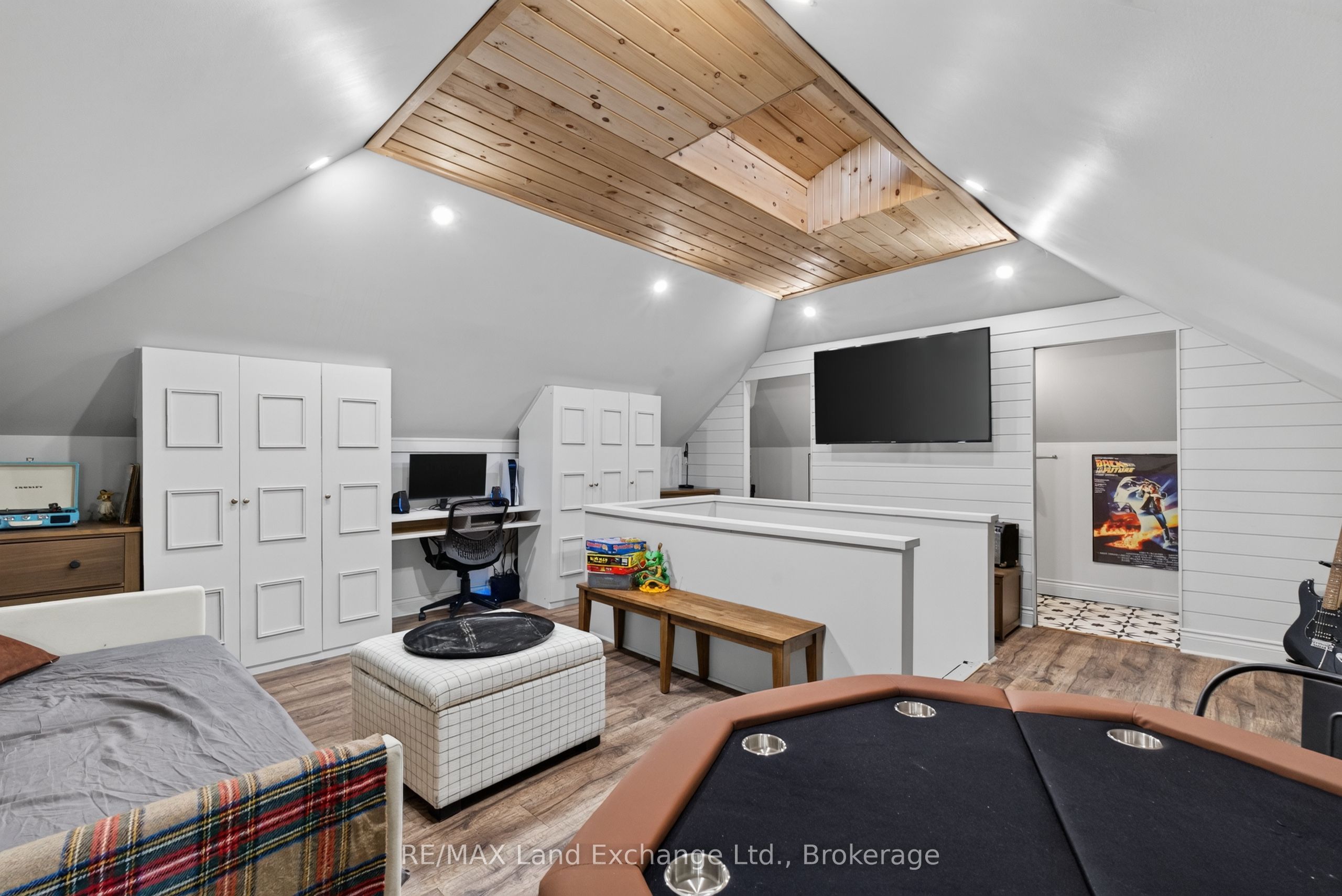 581 Queen Street Property Photo 33