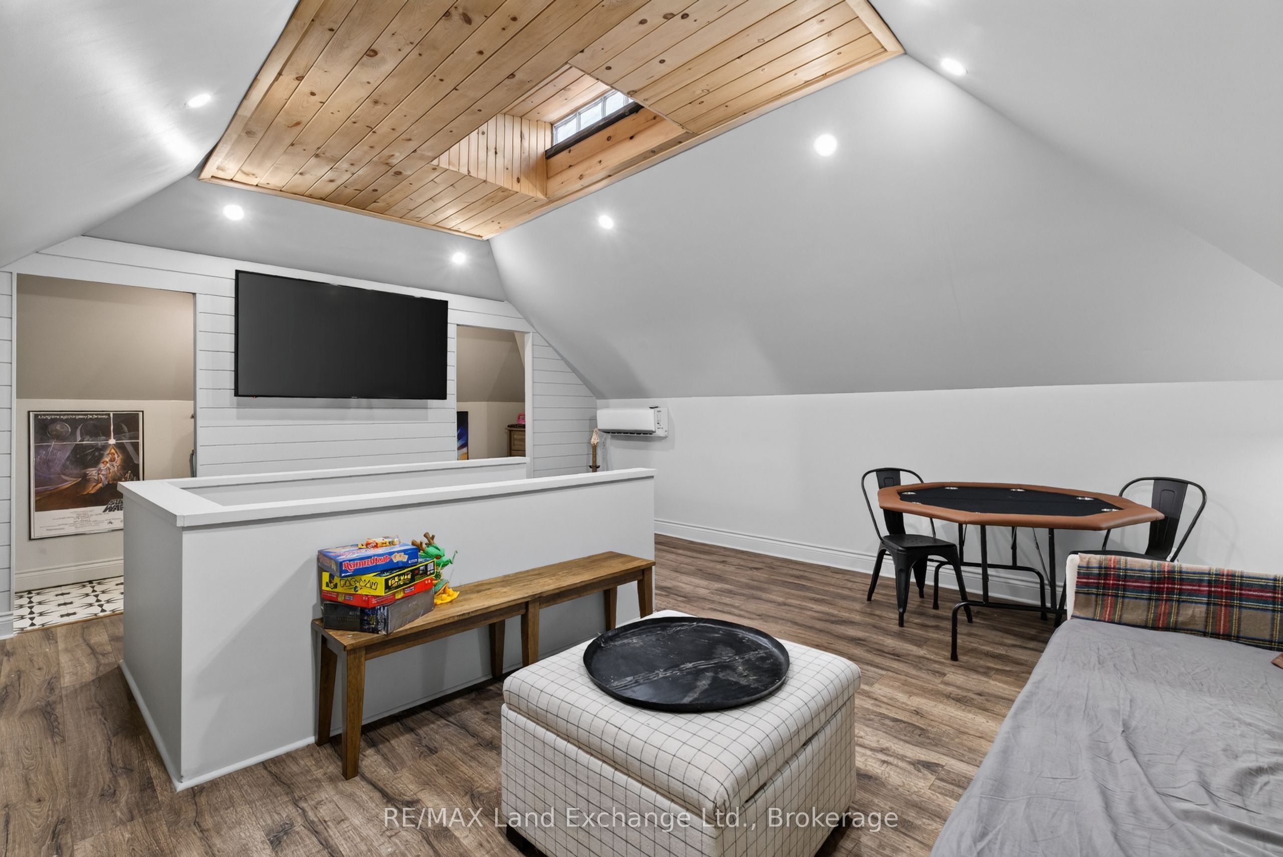 581 Queen Street Property Photo 34