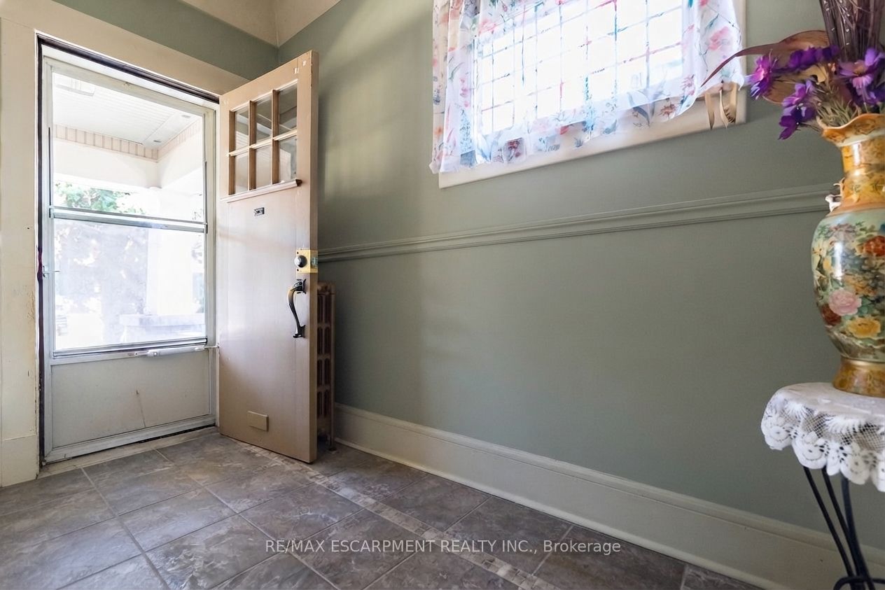 121 Eastbourne Avenue Property Photo 6