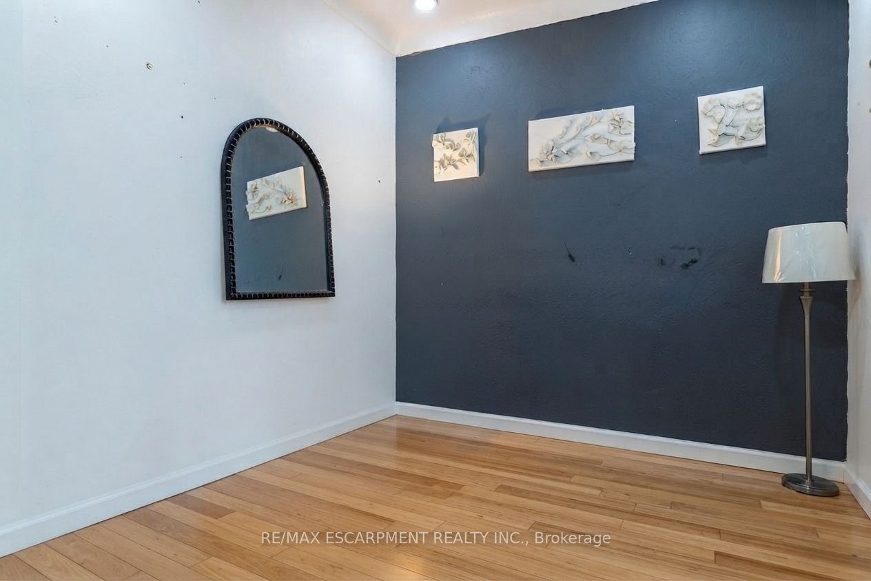 121 Eastbourne Avenue Property Photo 36