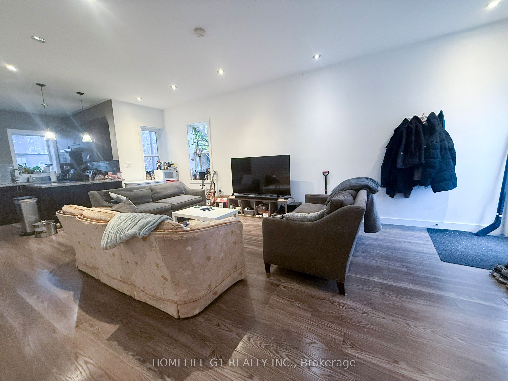 286 Hunter Street W Property Photo 3