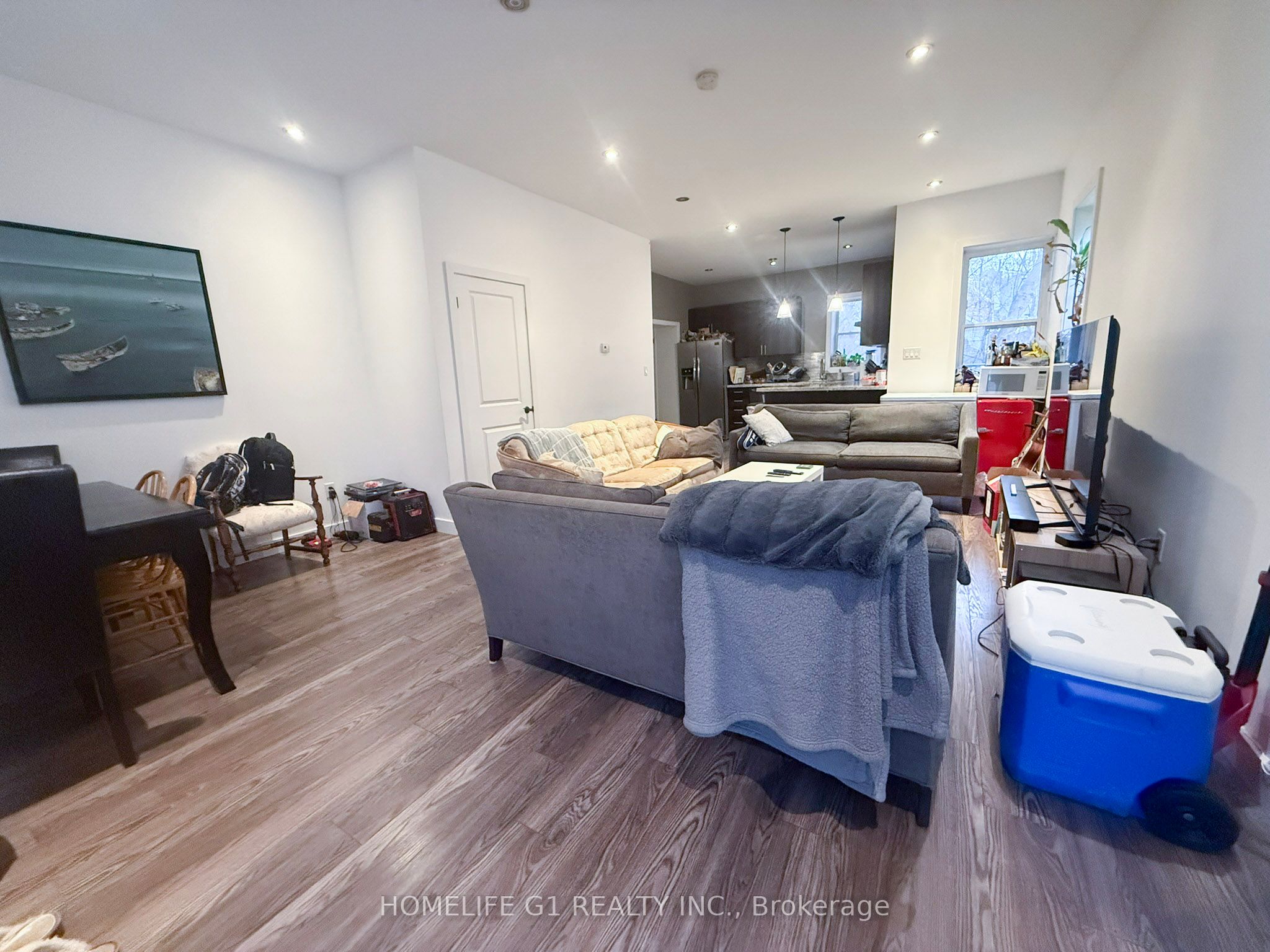 286 Hunter Street W Property Photo 4