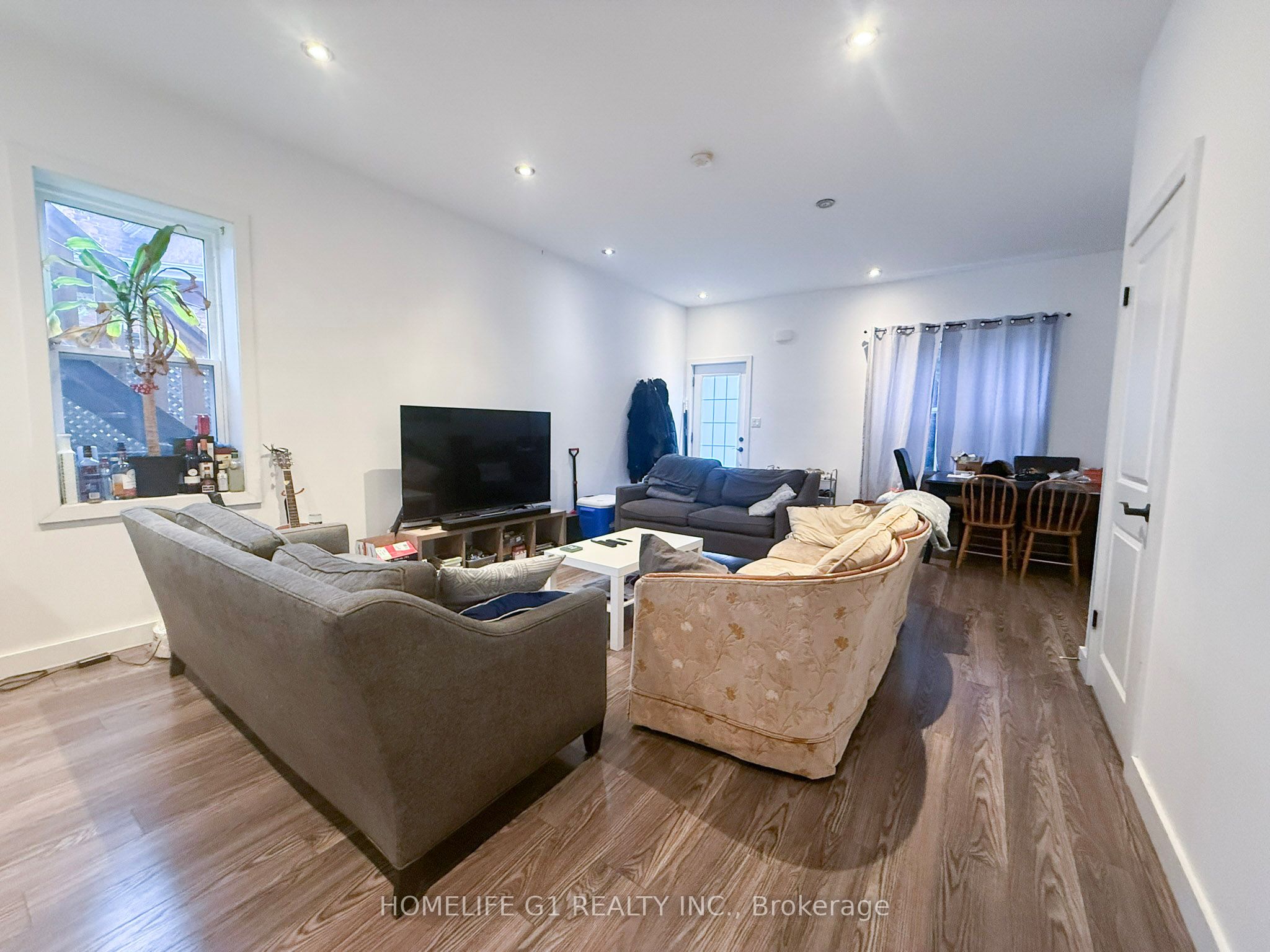 286 Hunter Street W Property Photo 5