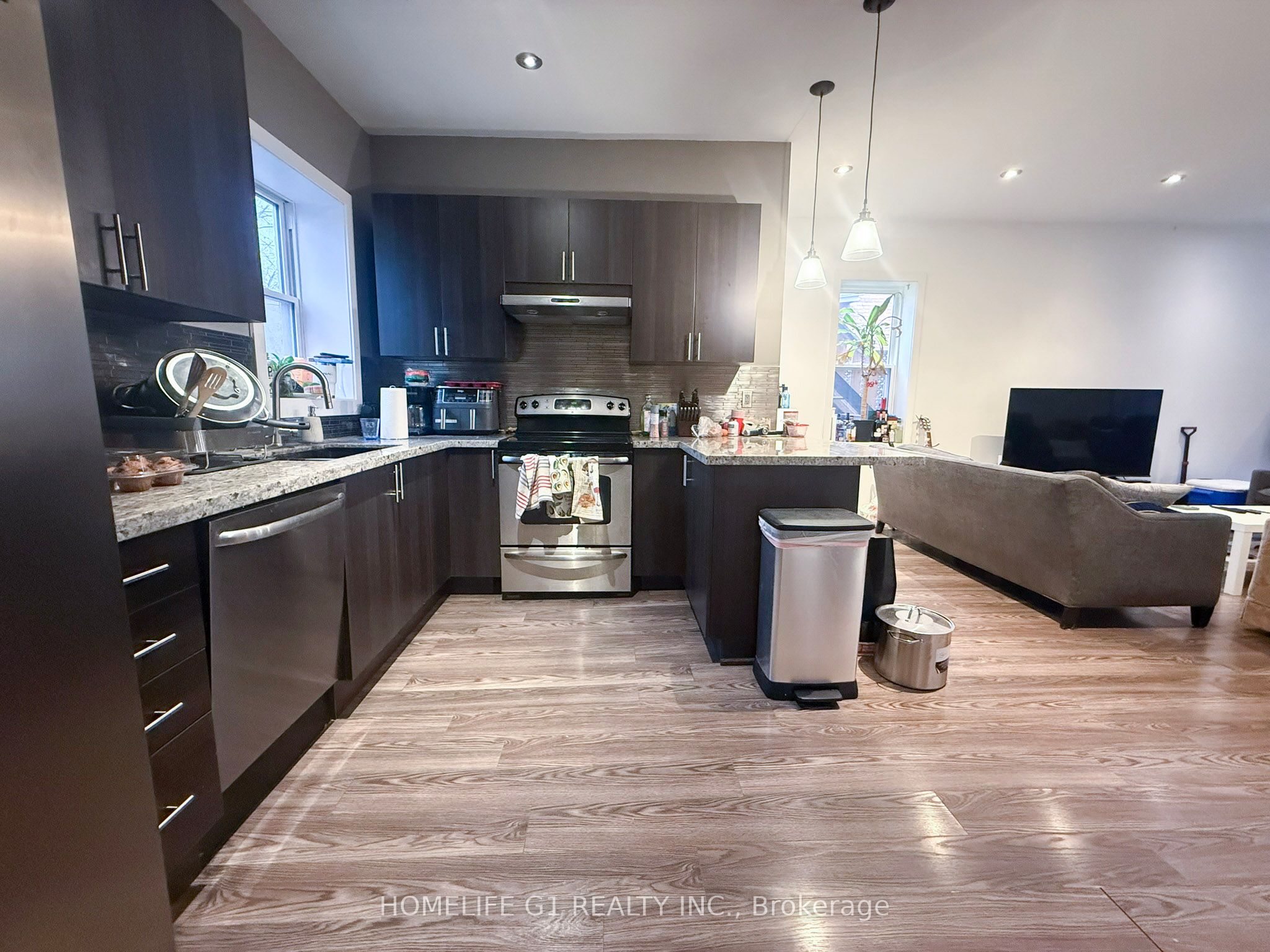 286 Hunter Street W Property Photo 7